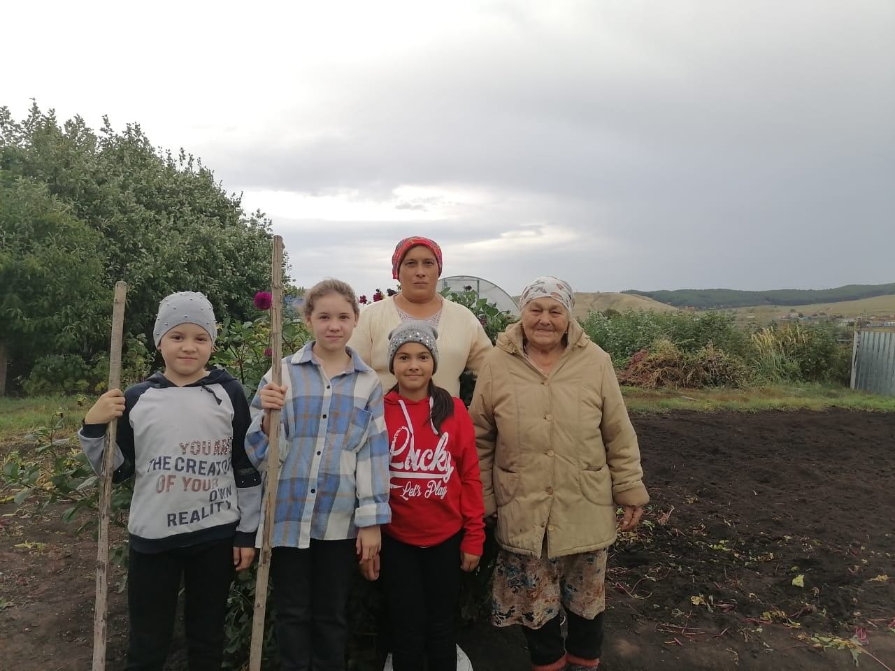 Заинские школьники помогли одиноким и пожилым сельчанам в сборе урожая