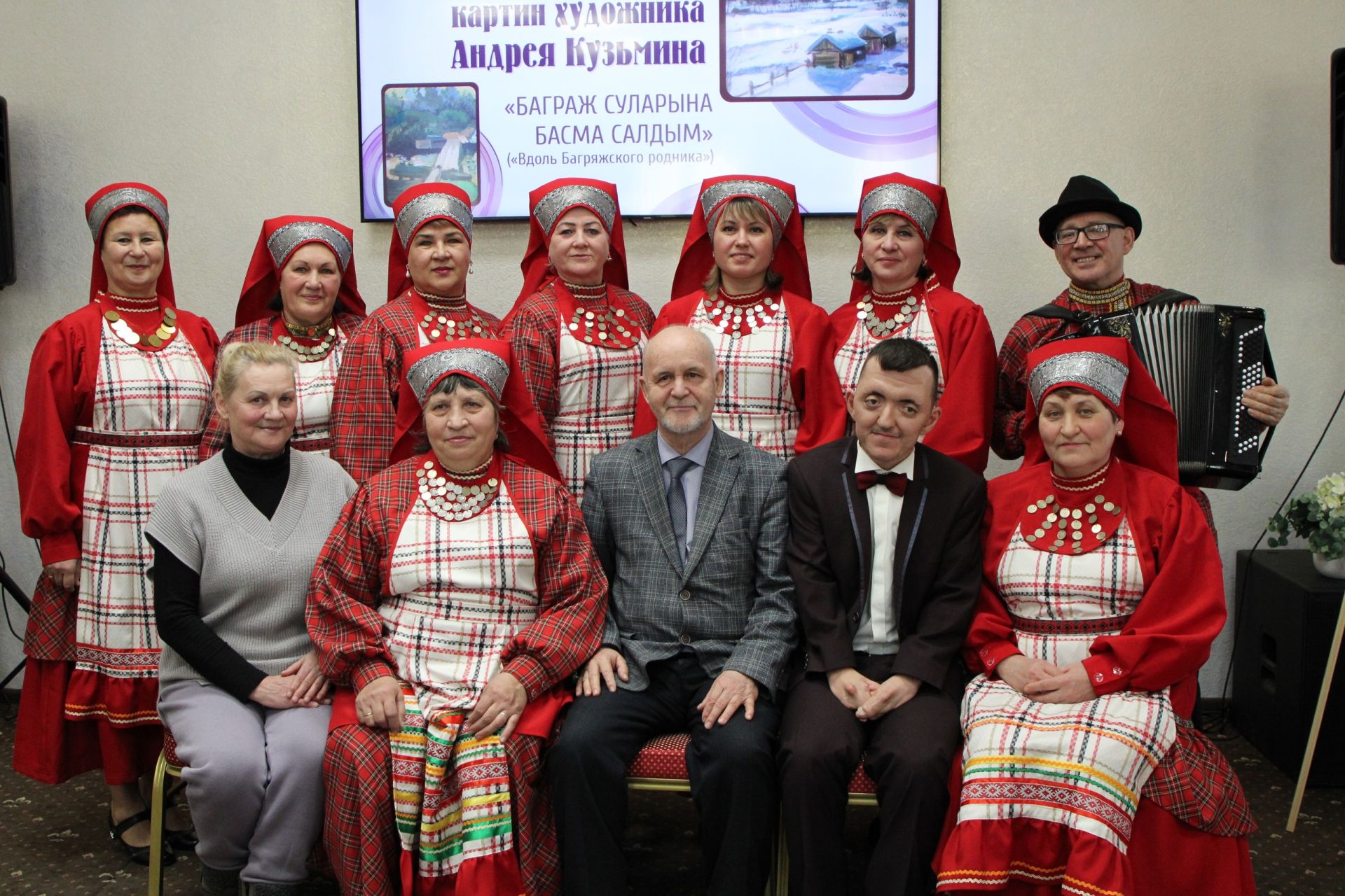 Заинцы поддержали земляка на открытии выставки картин в Казани