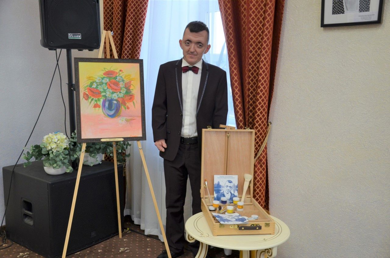 Заинцы поддержали земляка на открытии выставки картин в Казани