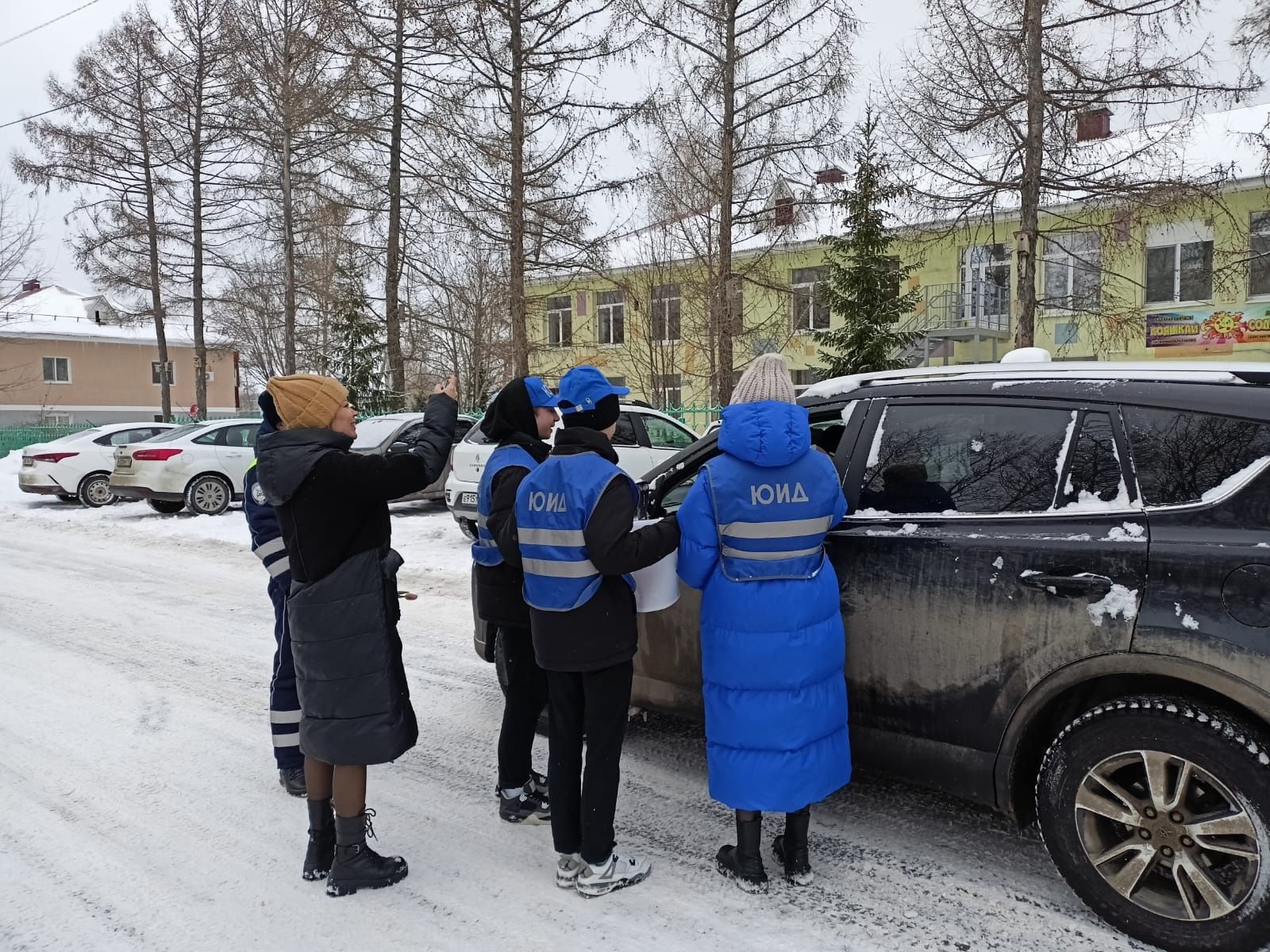В Заинске юные помощники Госавтоинспекции поздравили автоледи