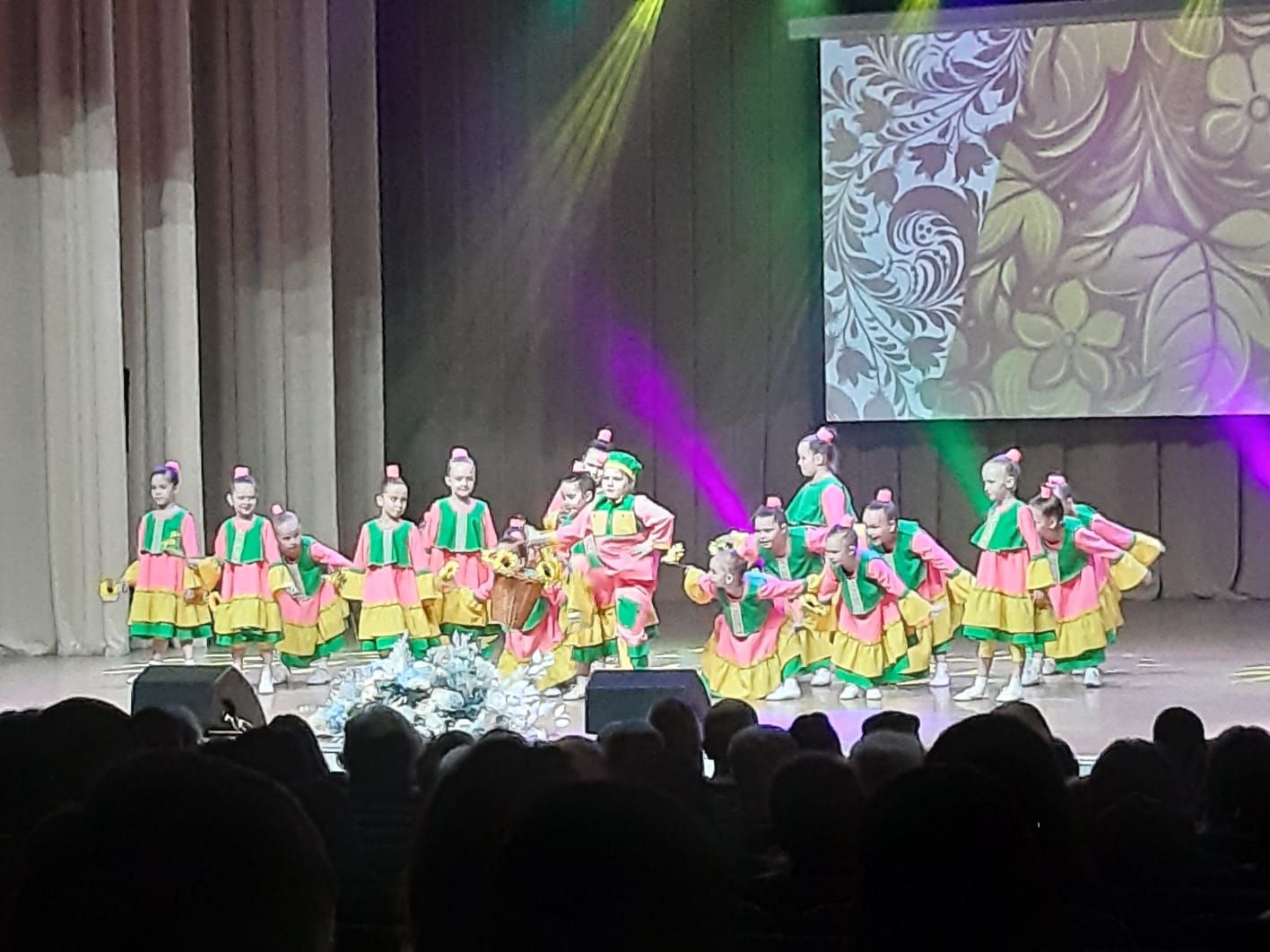Бүген «Энергетик» Мәдәният сараенда Халыкара хатын-кызлар көненә багышланган бәйрәм концерты булды