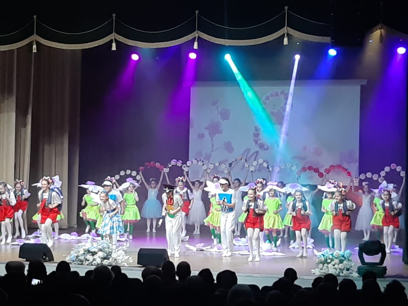 Бүген «Энергетик» Мәдәният сараенда Халыкара хатын-кызлар көненә багышланган бәйрәм концерты булды