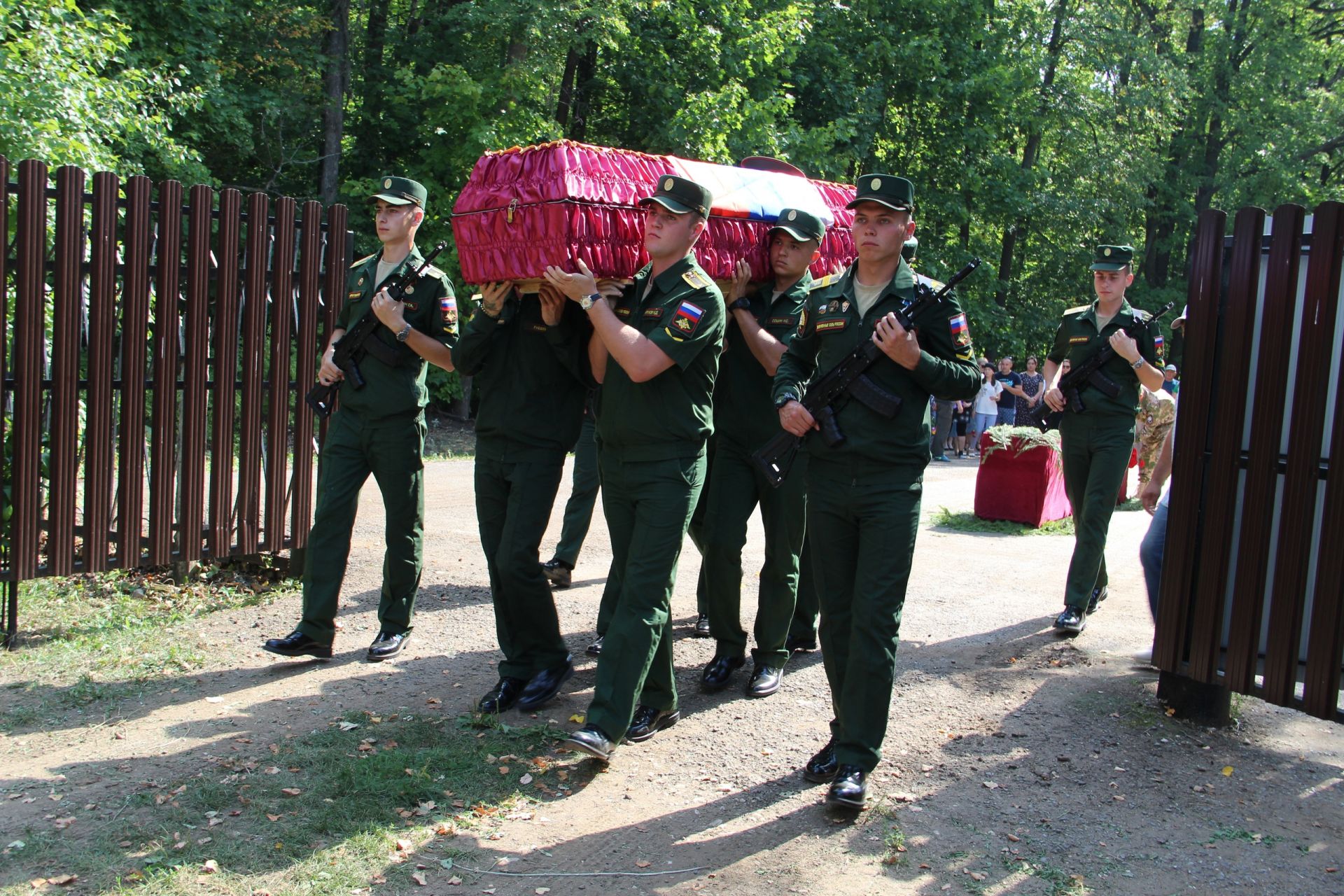 Бүген махсус хәрби операциядә һәлак булган Зәй егетен соңгы юлга озаттылар