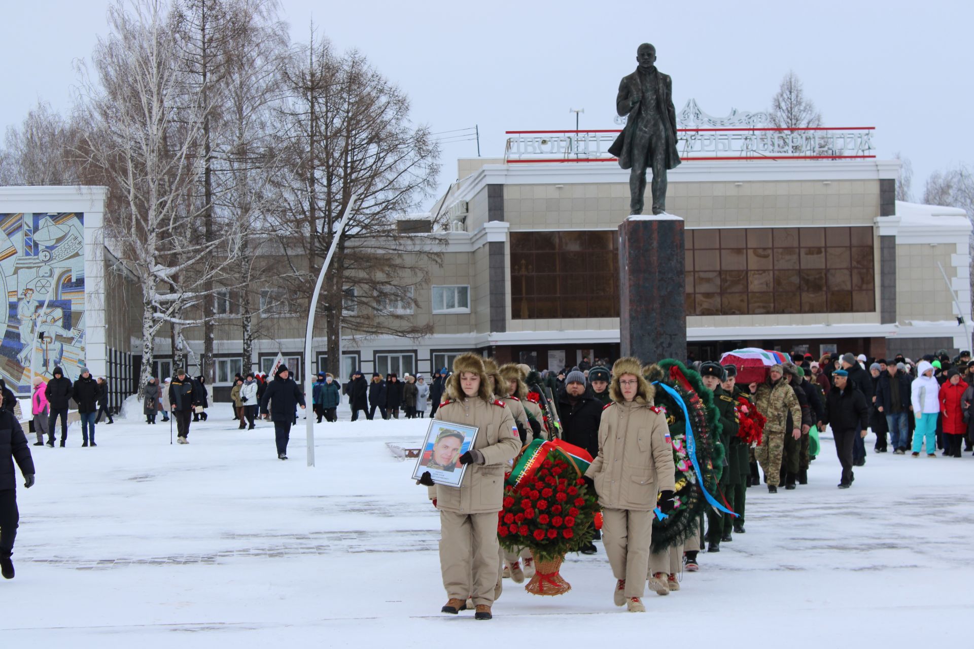 Зәй батыр егете белән хушлашты