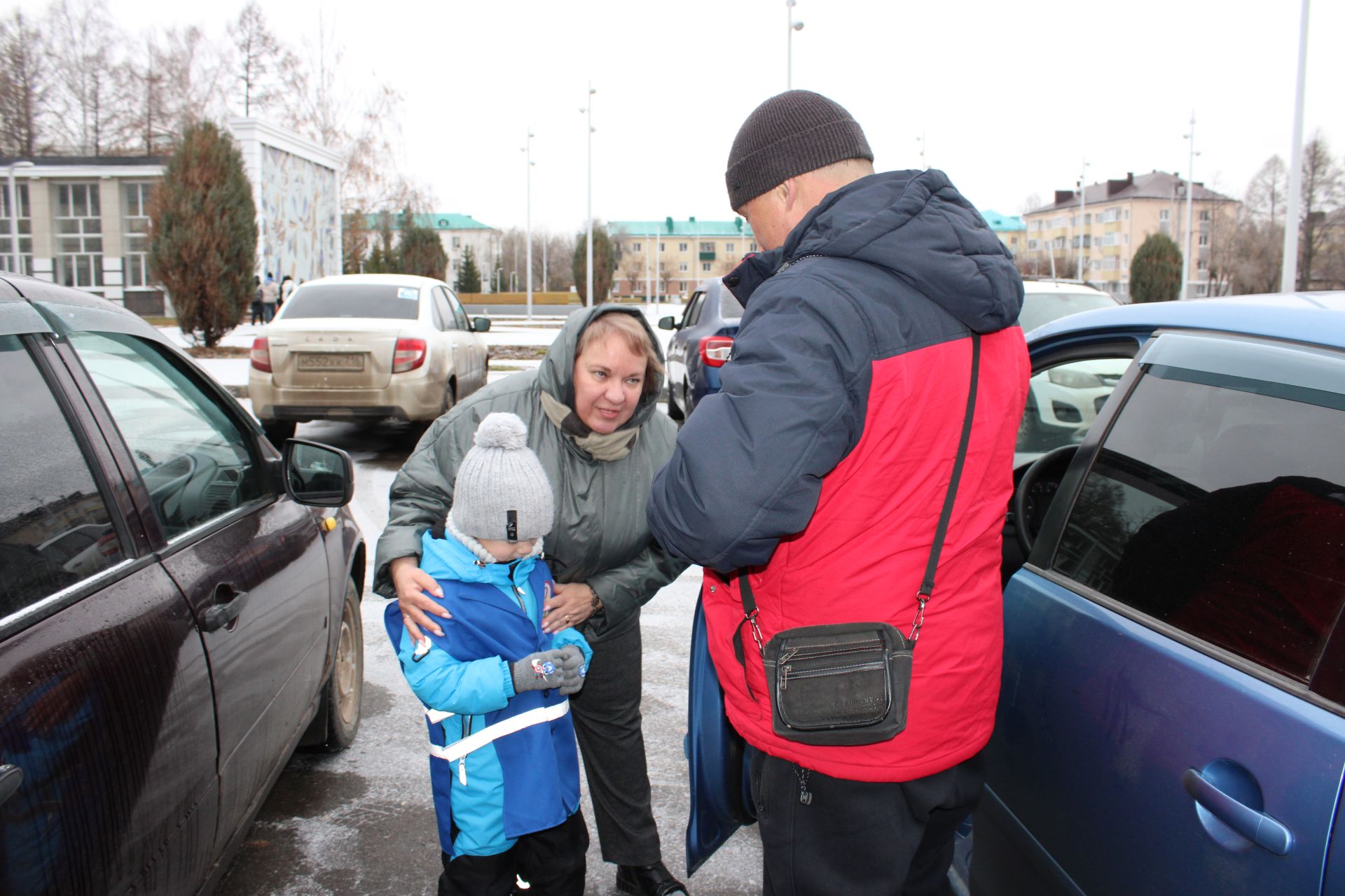 В Заинске юные инспекторы дорог напомнили водителям о детской безопасности