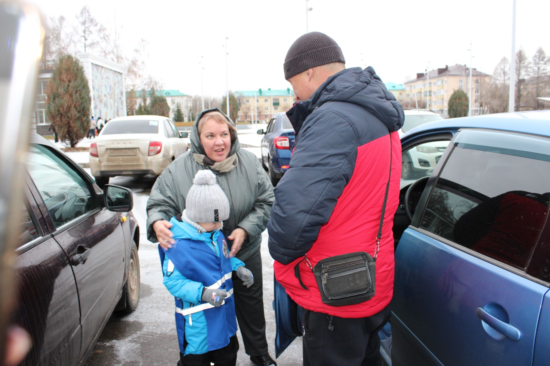 В Заинске юные инспекторы дорог напомнили водителям о детской безопасности