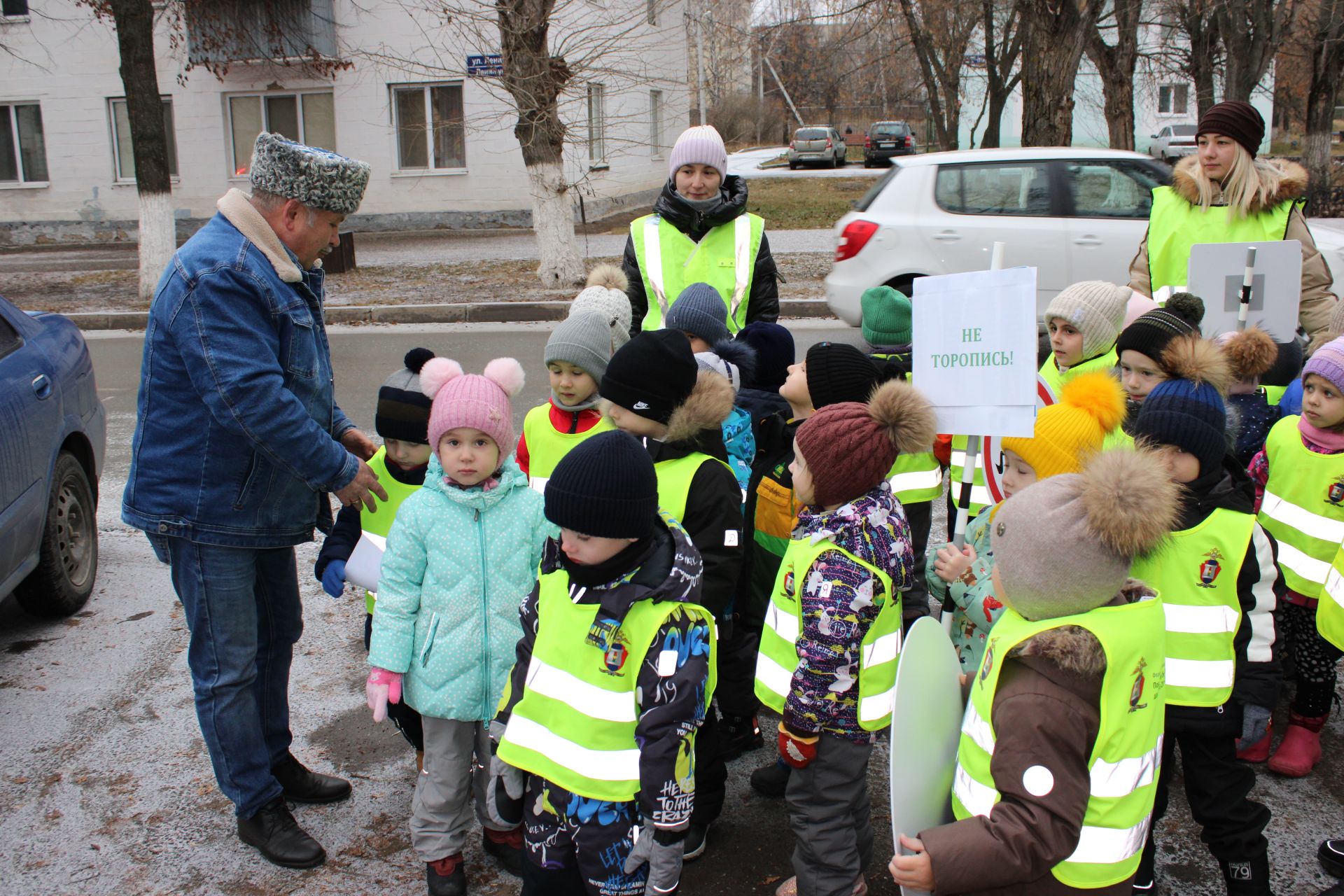 В Заинске юные инспекторы дорог напомнили водителям о детской безопасности