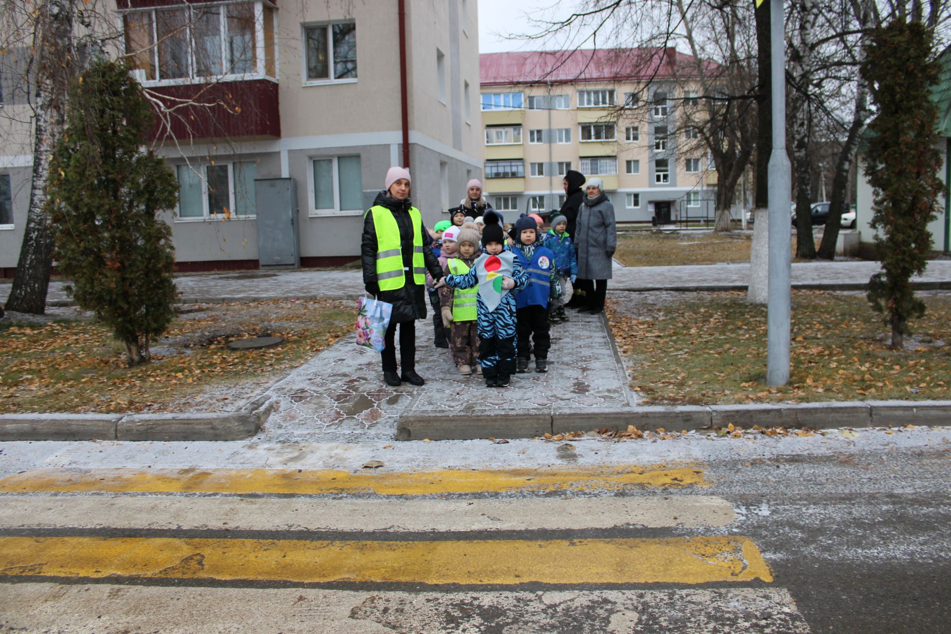 В Заинске юные инспекторы дорог напомнили водителям о детской безопасности