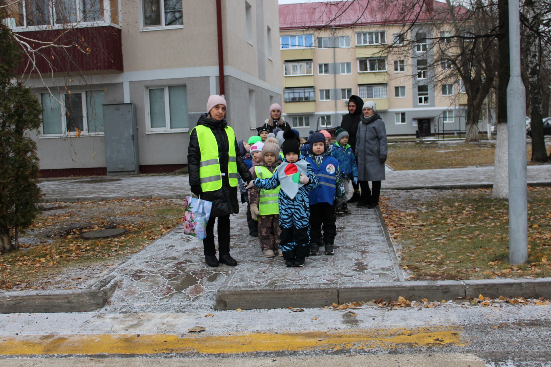 В Заинске юные инспекторы дорог напомнили водителям о детской безопасности