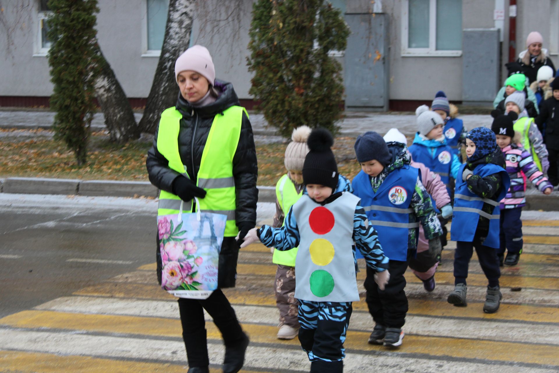 В Заинске юные инспекторы дорог напомнили водителям о детской безопасности