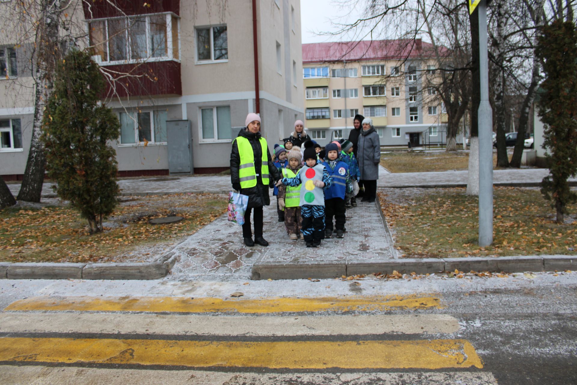 В Заинске юные инспекторы дорог напомнили водителям о детской безопасности