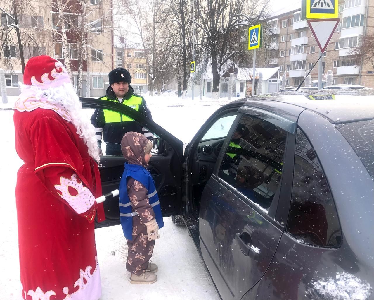 В Заинске Дед Мороз и дошколята поздравили водителей