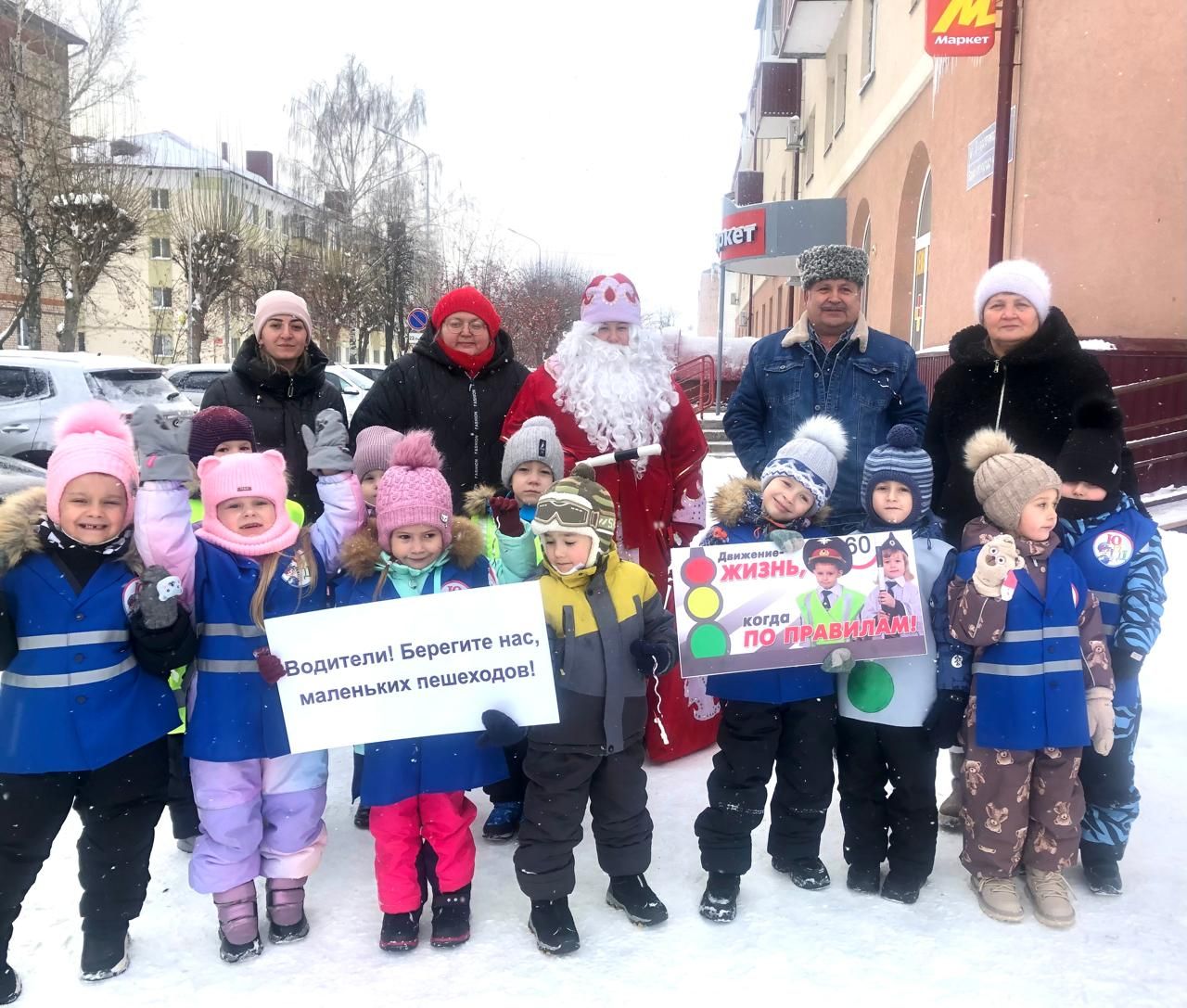 В Заинске Дед Мороз и дошколята поздравили водителей