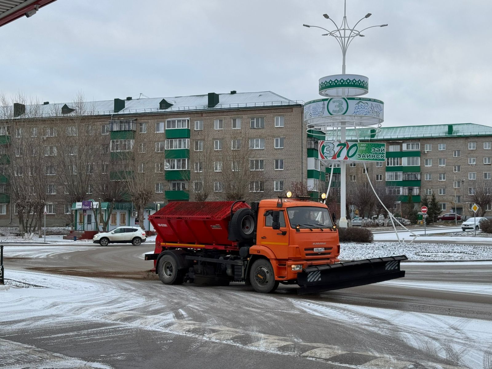 В Заинске дороги обрабатываются от наледи