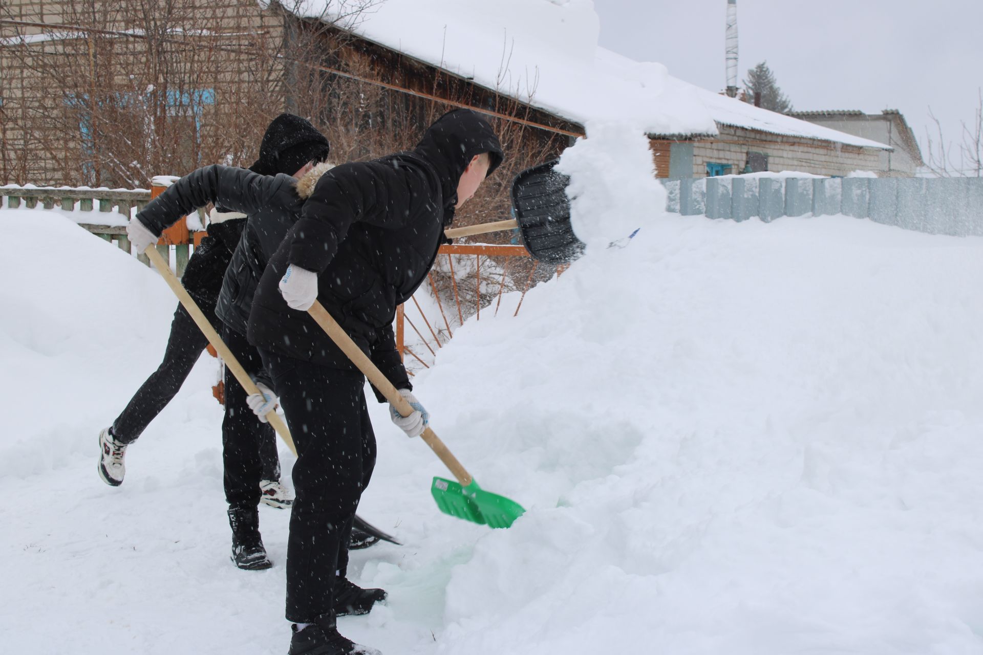 Заинская молодежь помогает пенсионерам в уборке снега
