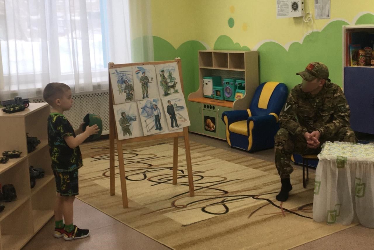 В Заинске участник СВО навестил воспитанников детского сада