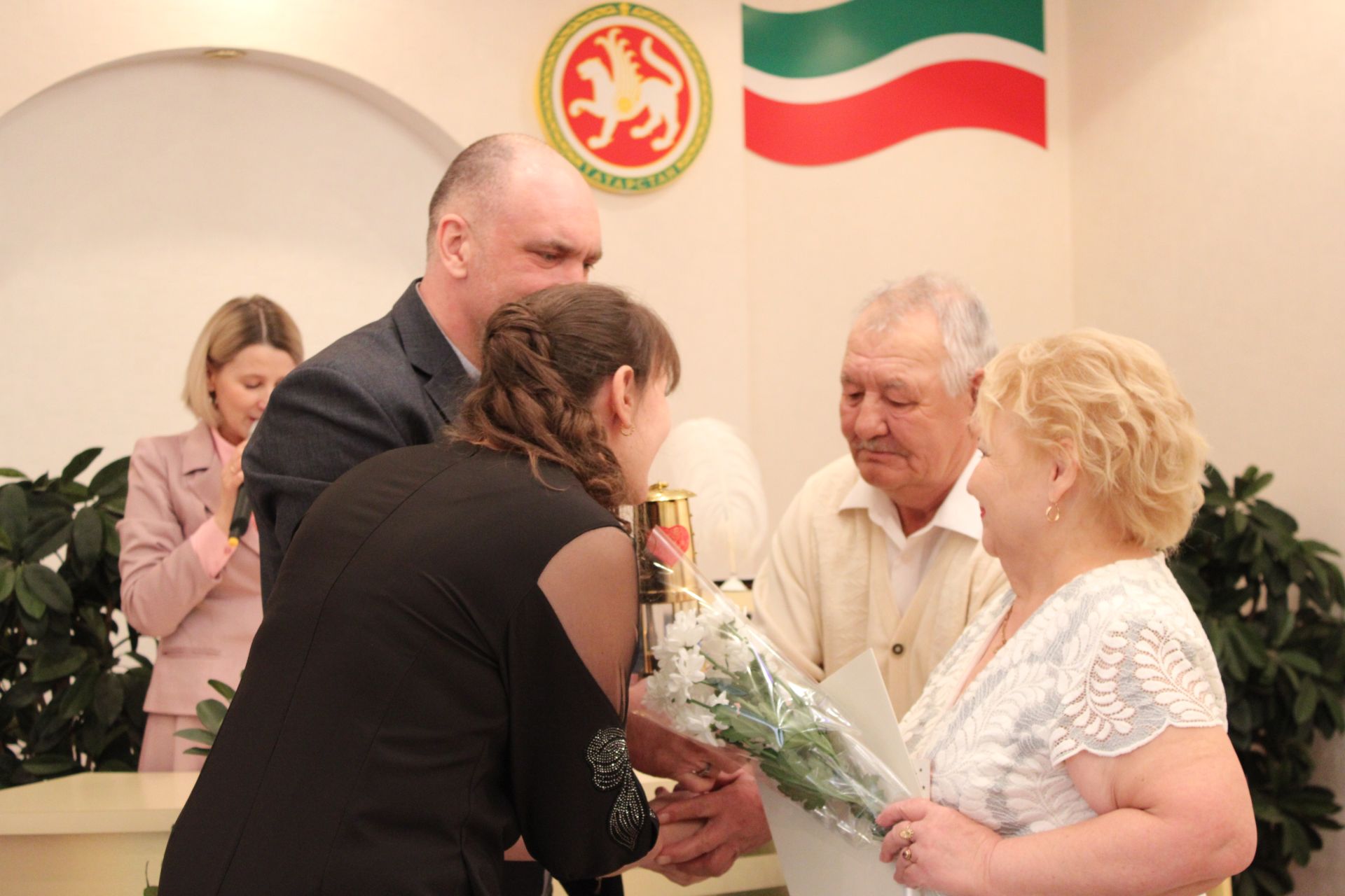 В Заинске многодетной семье из Лениногорского района передали капсулу семейного очага «Сердце России»