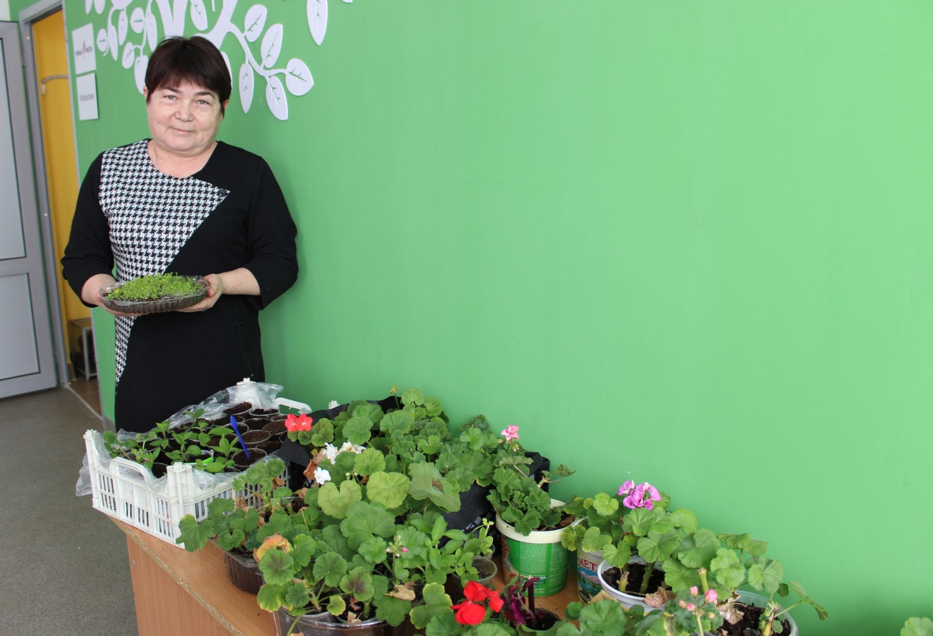 Учитель биологии готовится к посадке цветов возле своей школы