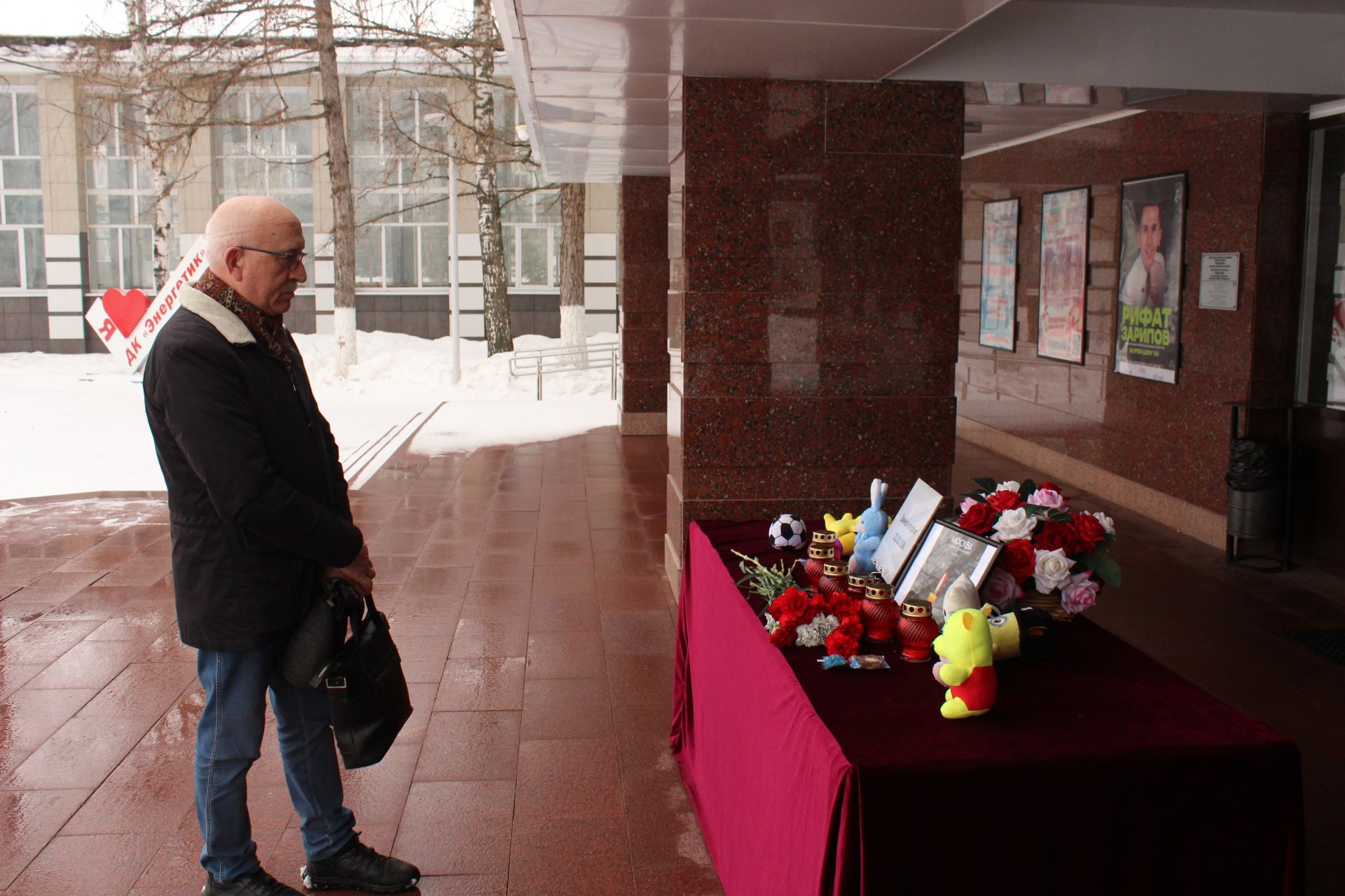 Заинцы с раннего утра возлагают цветы к мемориалу в память о погибших в «Крокус Сити Холле»