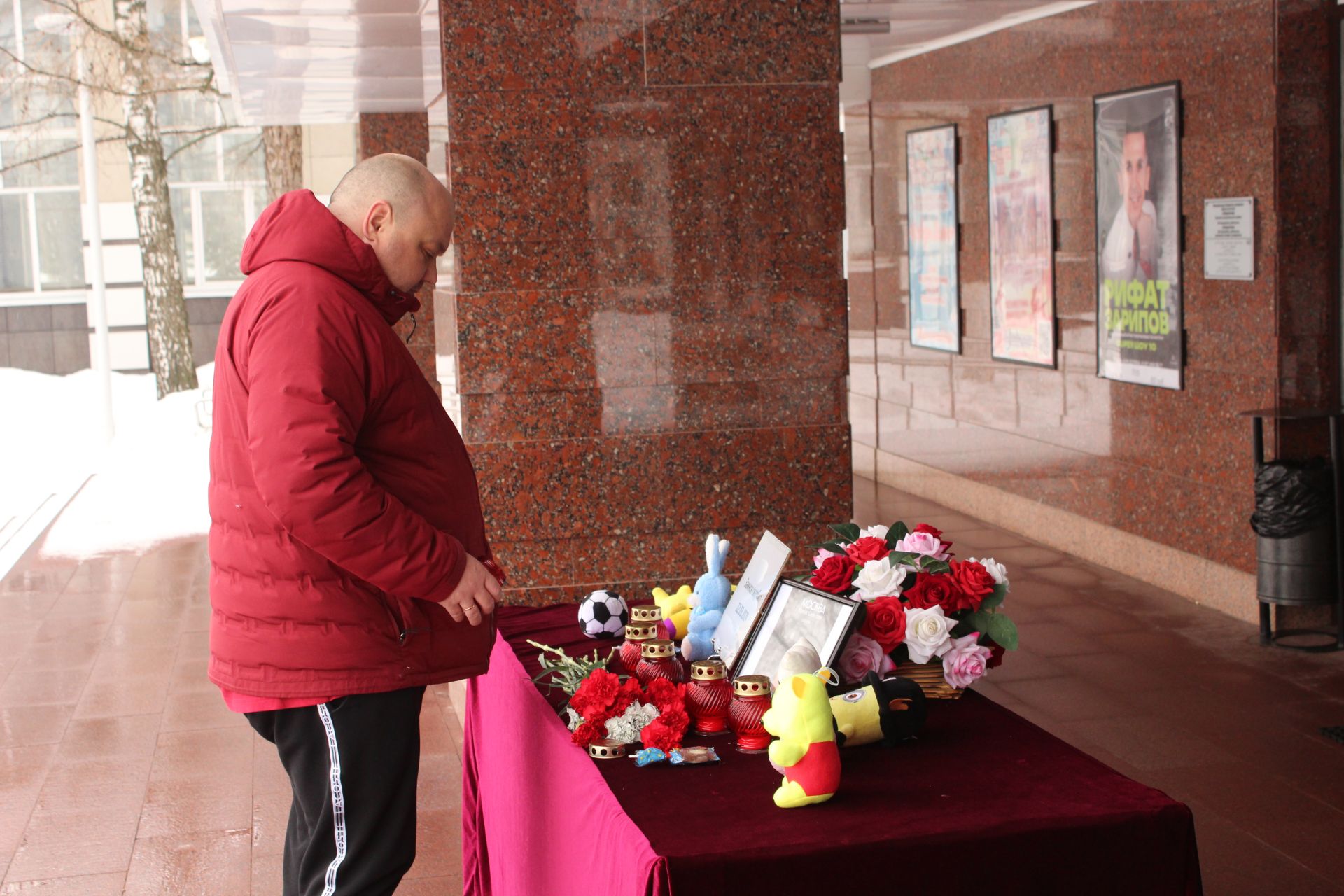 Заинцы с раннего утра возлагают цветы к мемориалу в память о погибших в «Крокус Сити Холле»