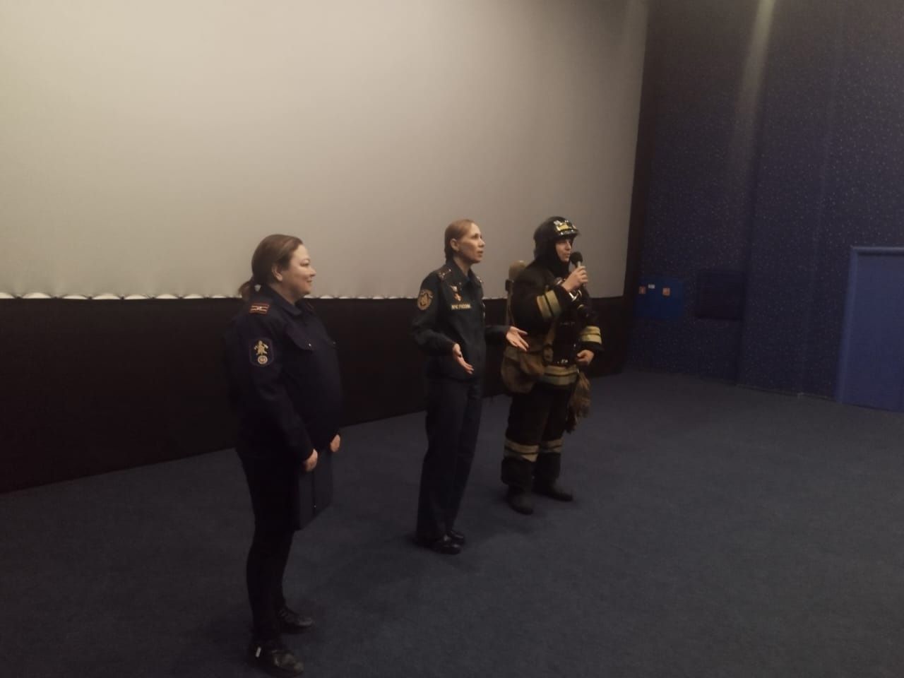 В Заинском кинотеатре состоялась встреча детей и пожарного-спасателя