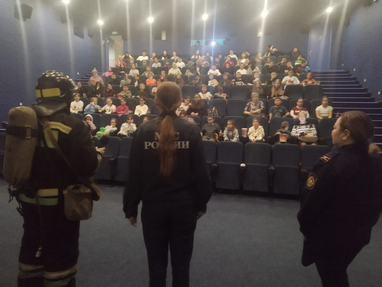 В Заинском кинотеатре состоялась встреча детей и пожарного-спасателя