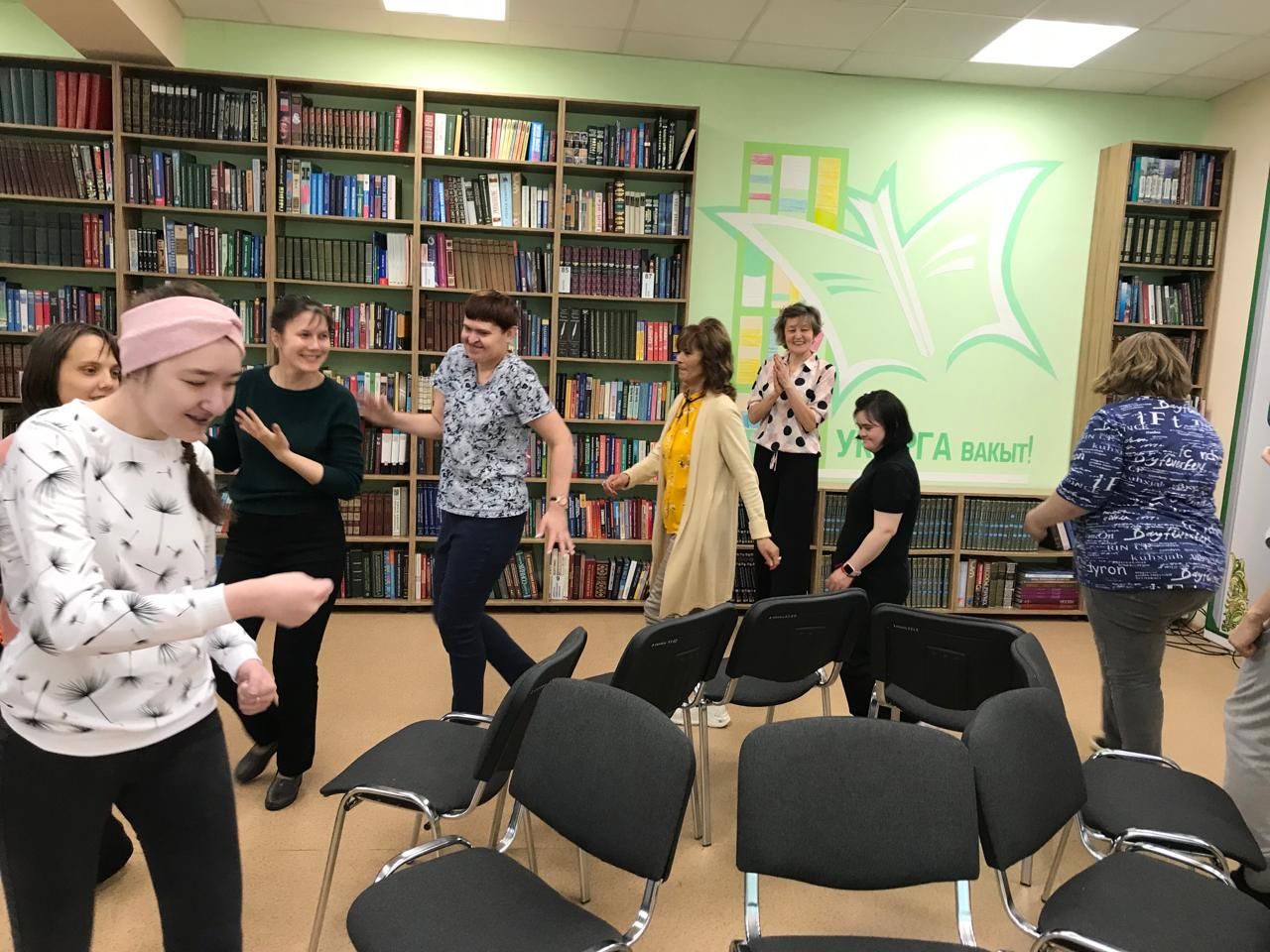 «Нам вместе веселей!»: заинские получатели соцуслуг посетили мероприятие в библиотеке