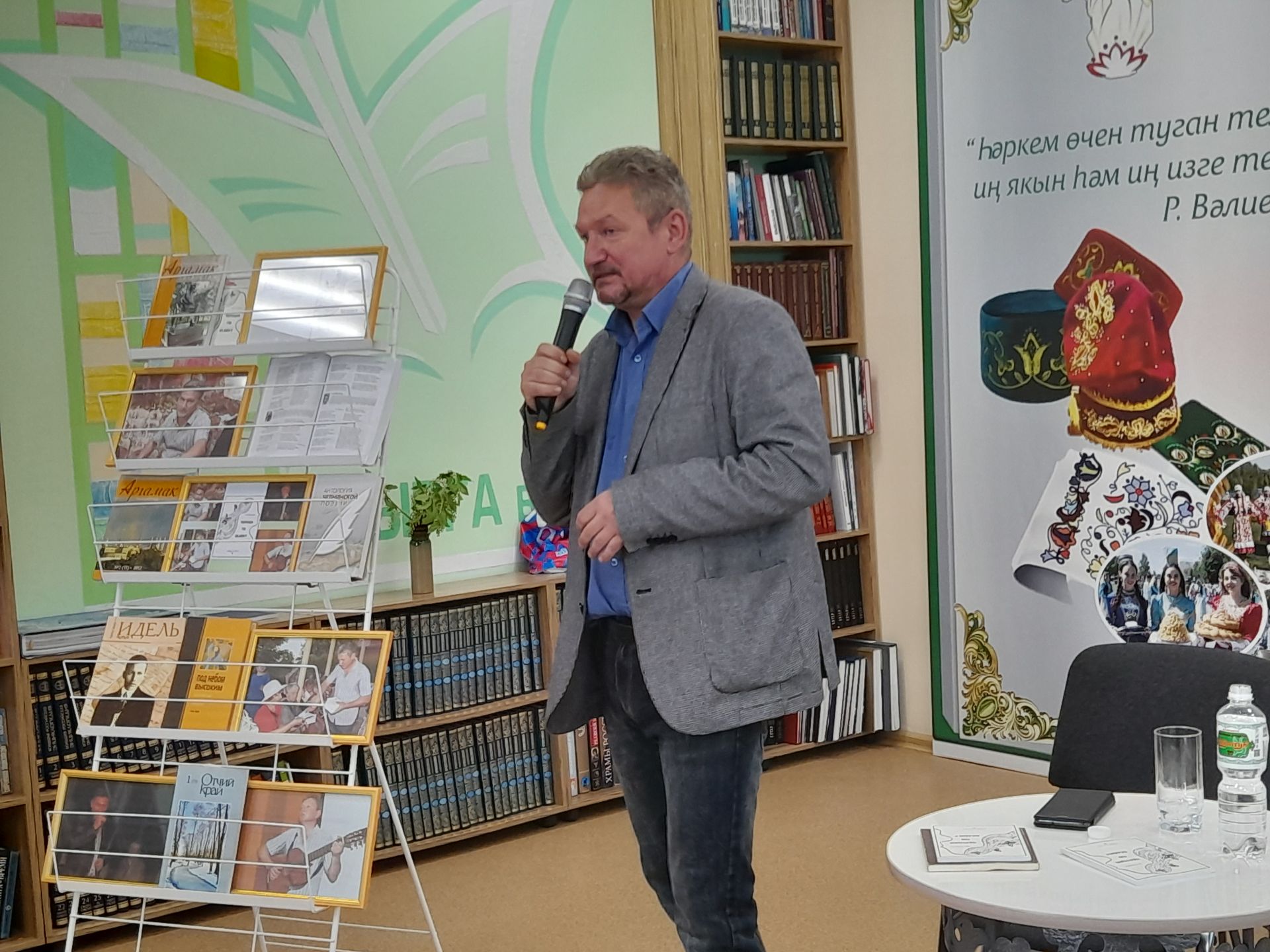 В библиотеке Заинска состоялась творческая встреча с поэтом Олегом Лоншаковым