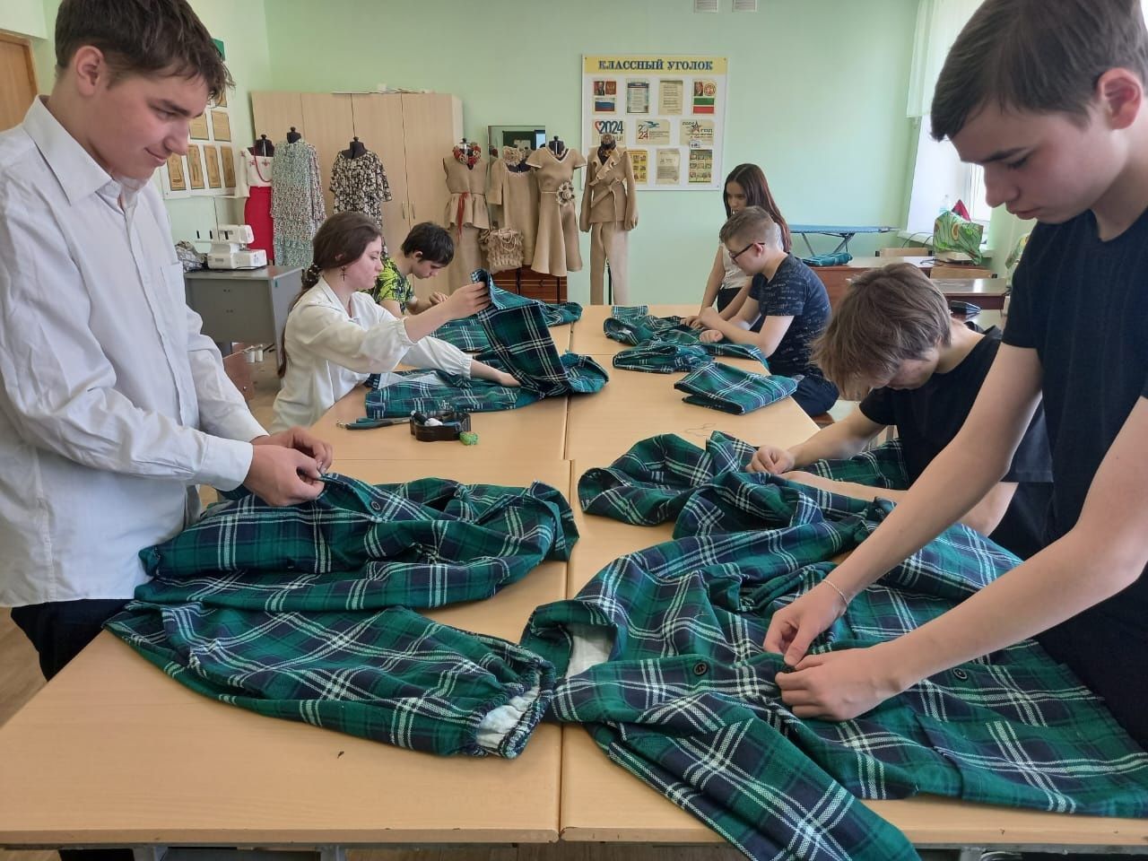Заинские школьники шьют пижамы для отправки в госпитали
