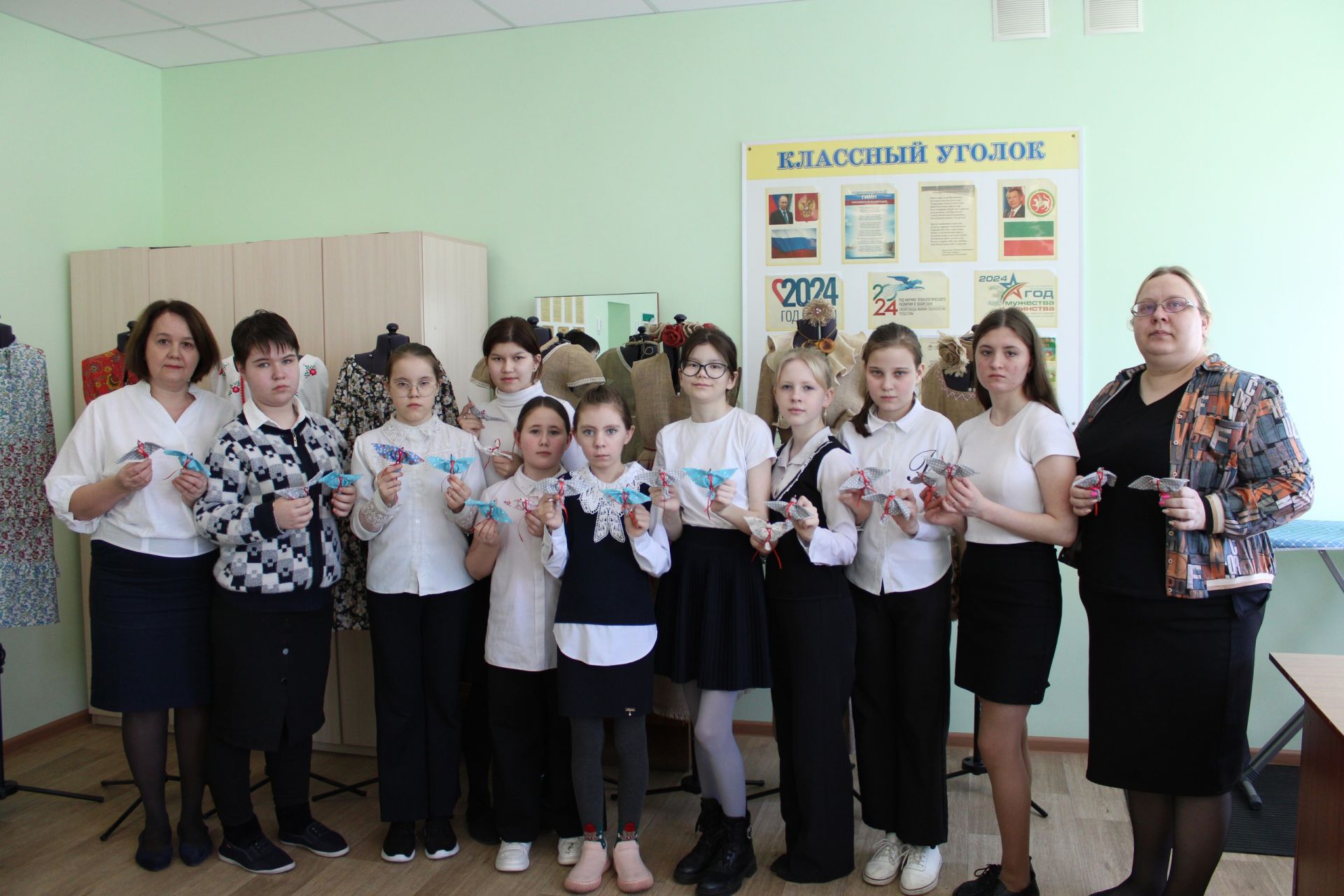Учащиеся заинской школы шьют обереги для бойцов