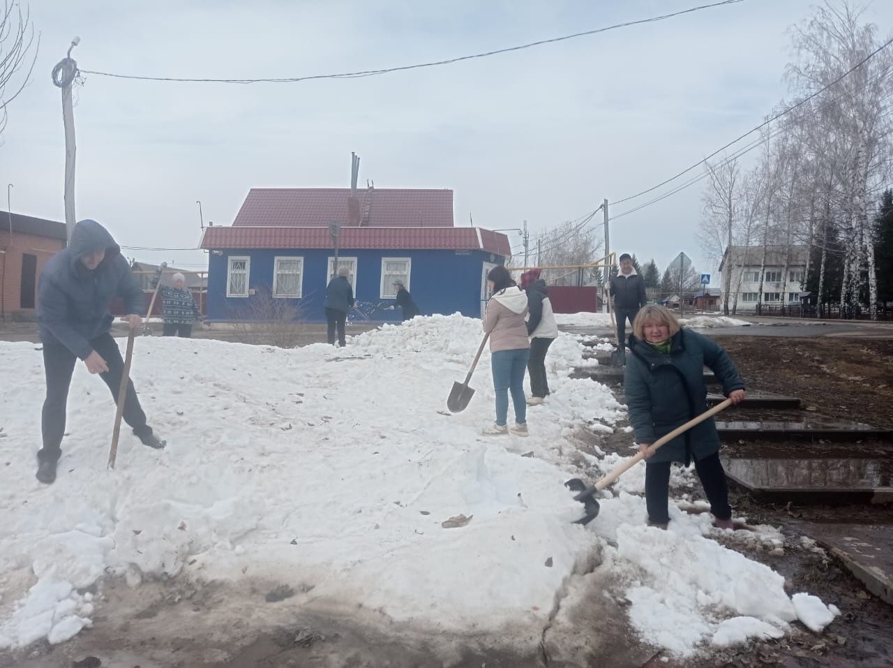 В Заинске жители микрорайона Мирный помогли снегу растаять