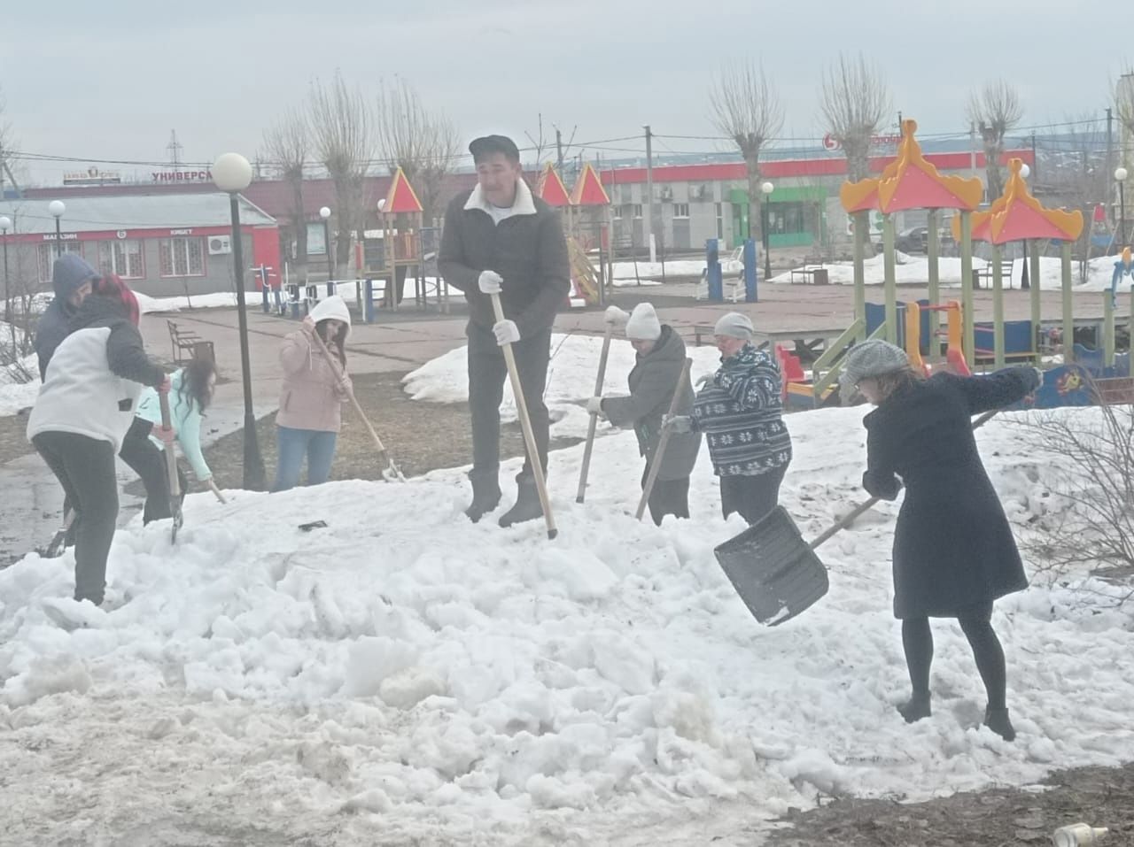 В Заинске жители микрорайона Мирный помогли снегу растаять