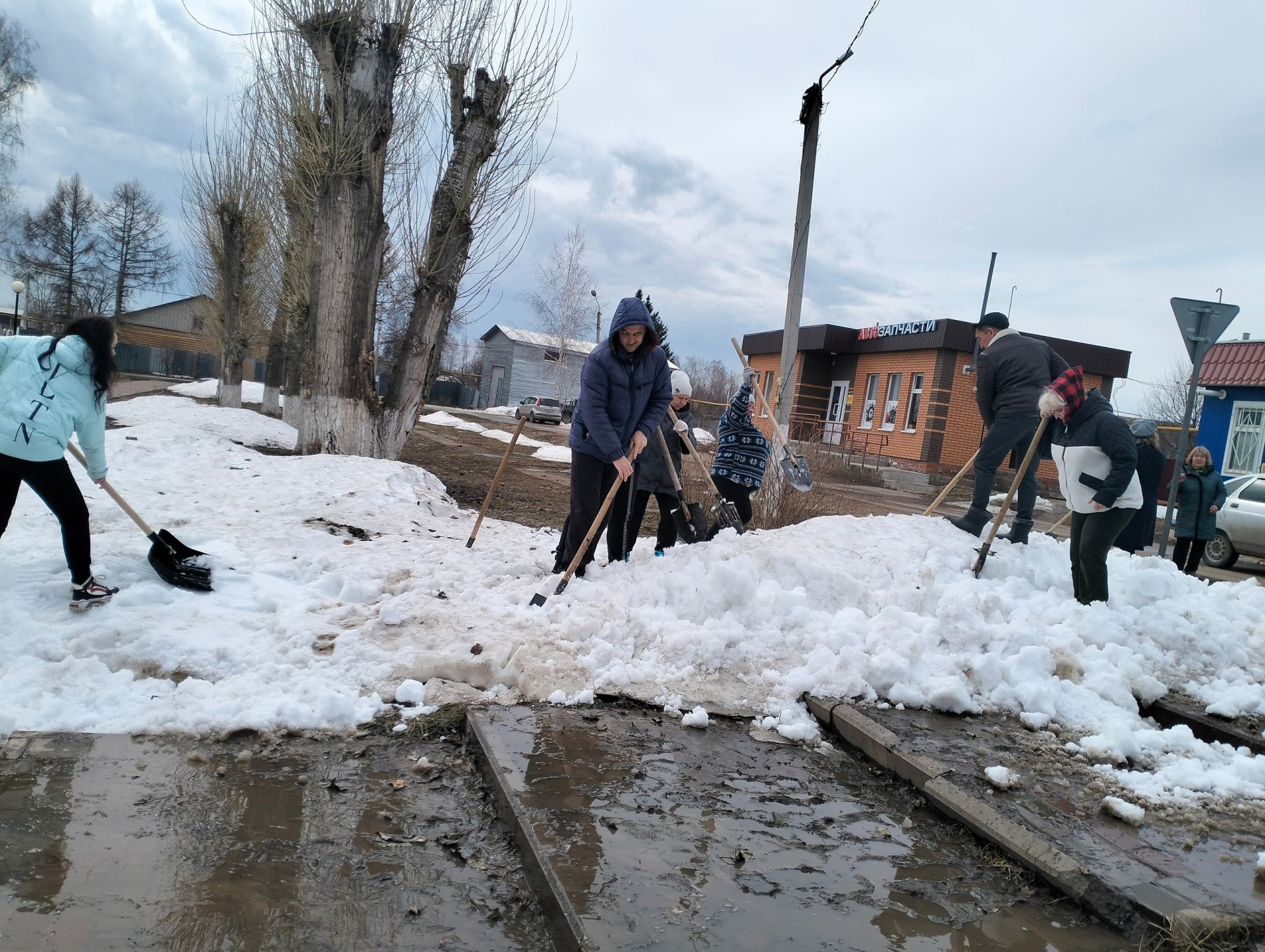 В Заинске жители микрорайона Мирный помогли снегу растаять