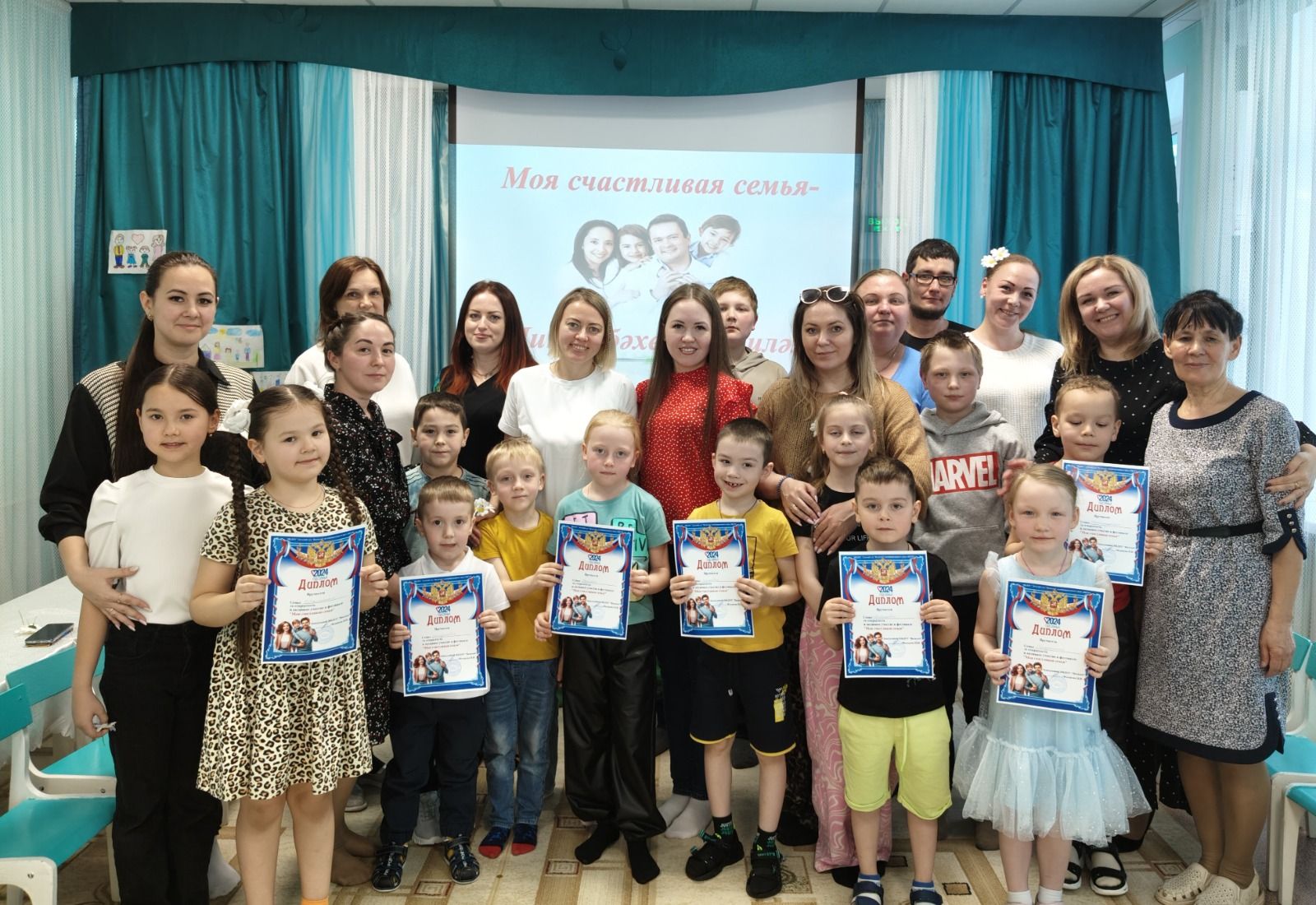Более десяти родителей и их дети собрались на праздник День семьи