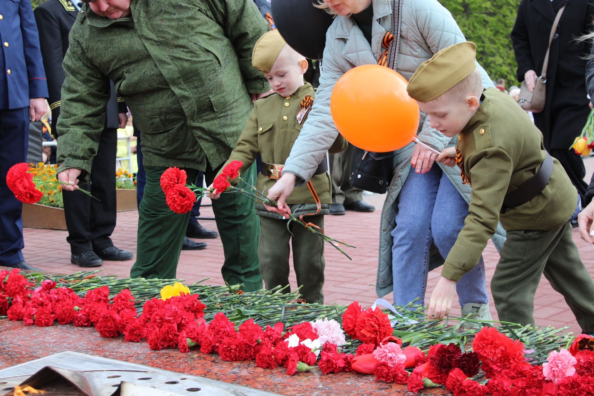 Полный фоторепортаж с празднования Дня Победы в Заинске