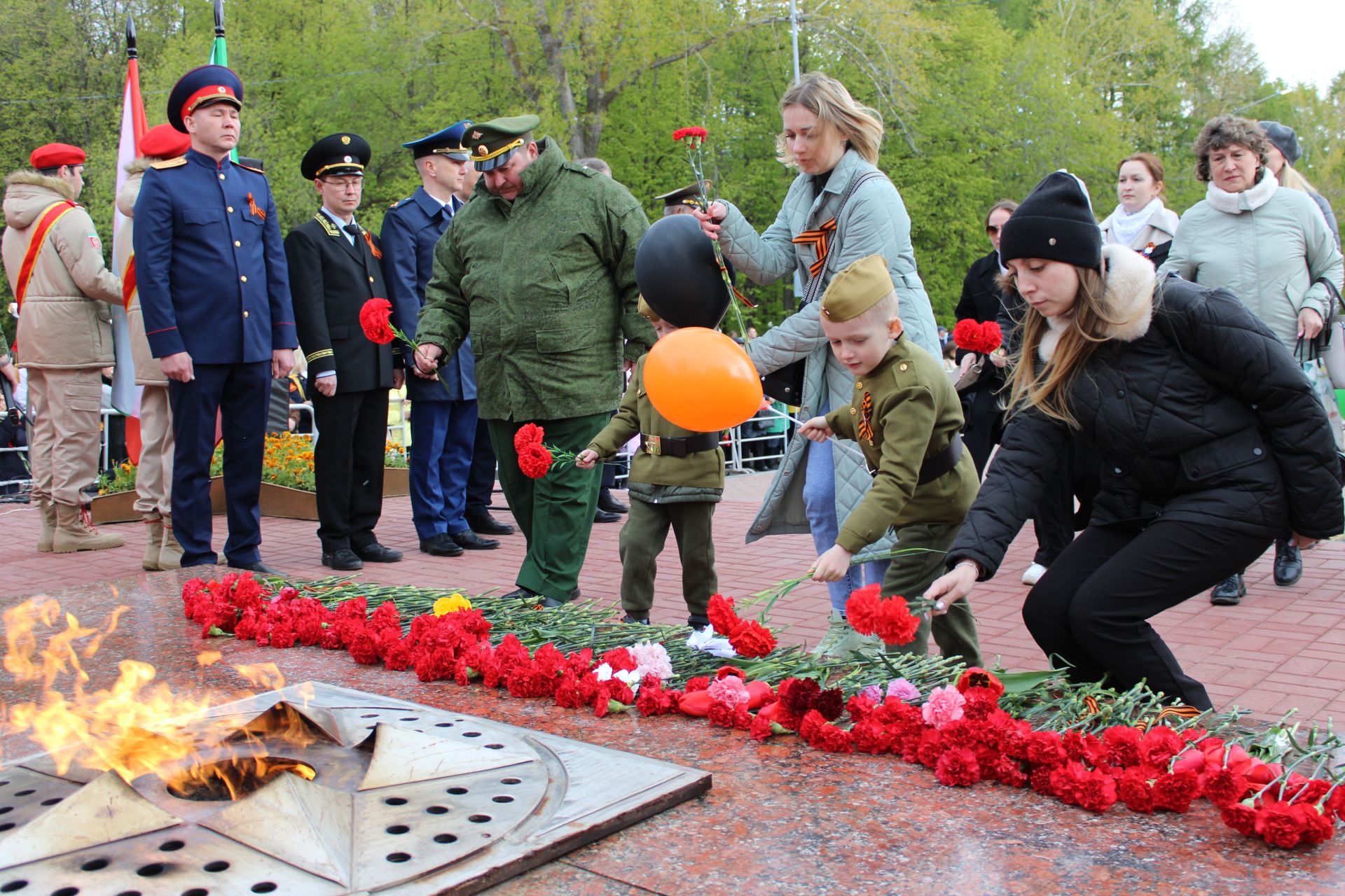 Полный фоторепортаж с празднования Дня Победы в Заинске