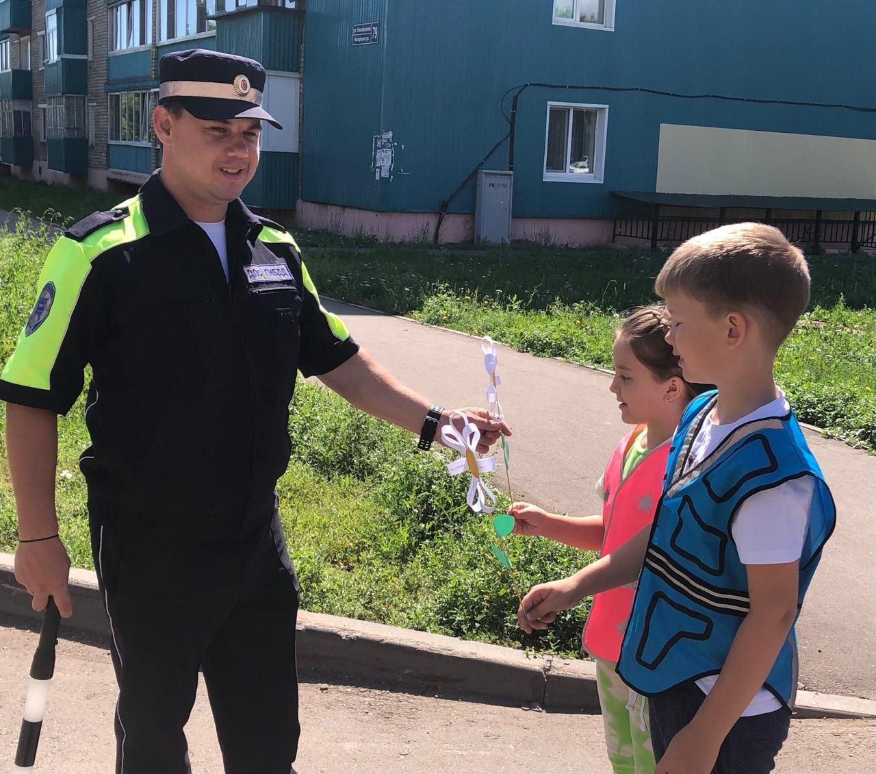 В Заинске дошколята вручили водителям ромашки безопасности