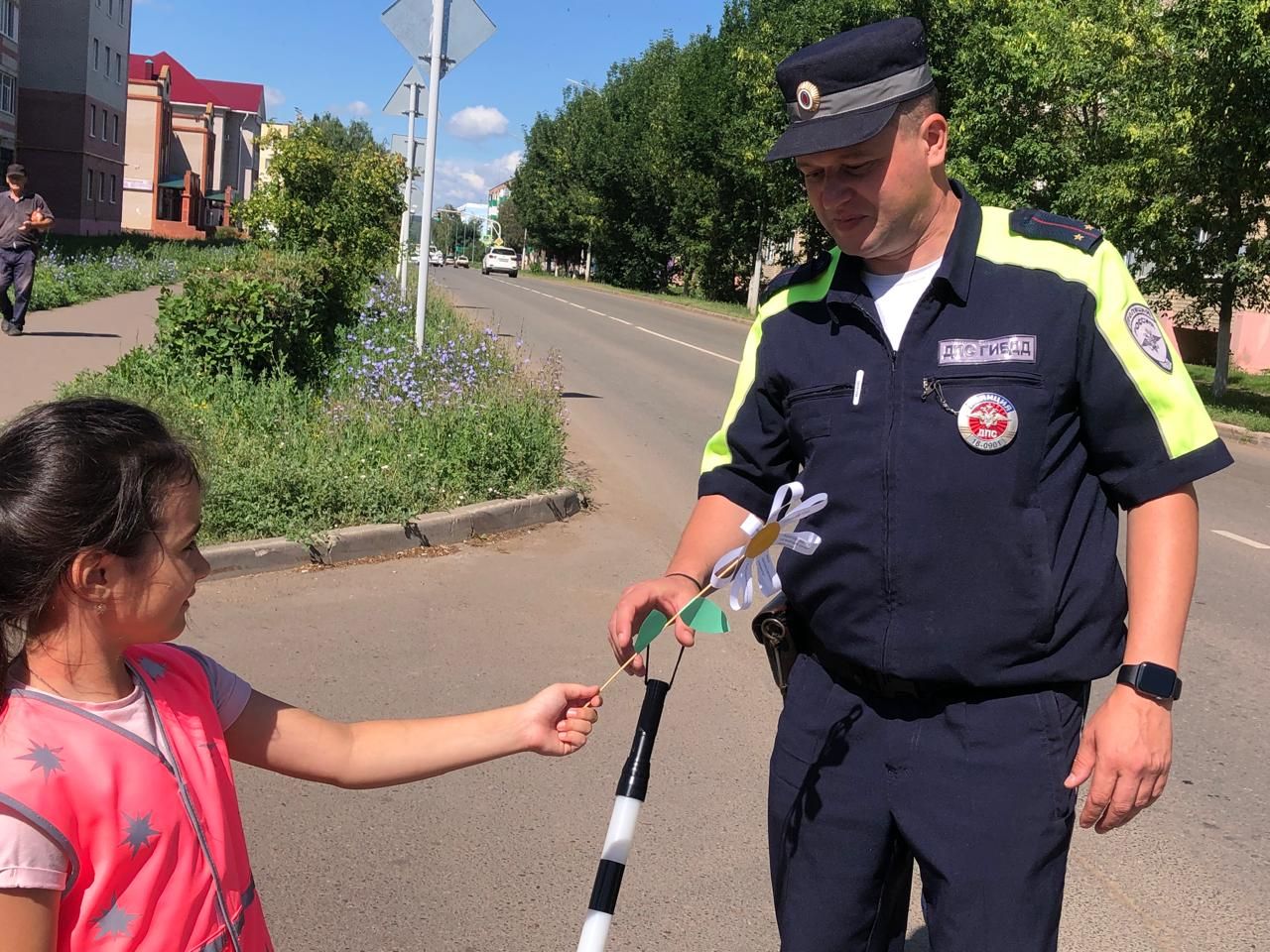 В Заинске дошколята вручили водителям ромашки безопасности