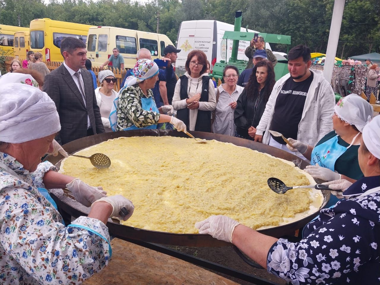 Луковый пирог в полтора метра испекли в Черемшане