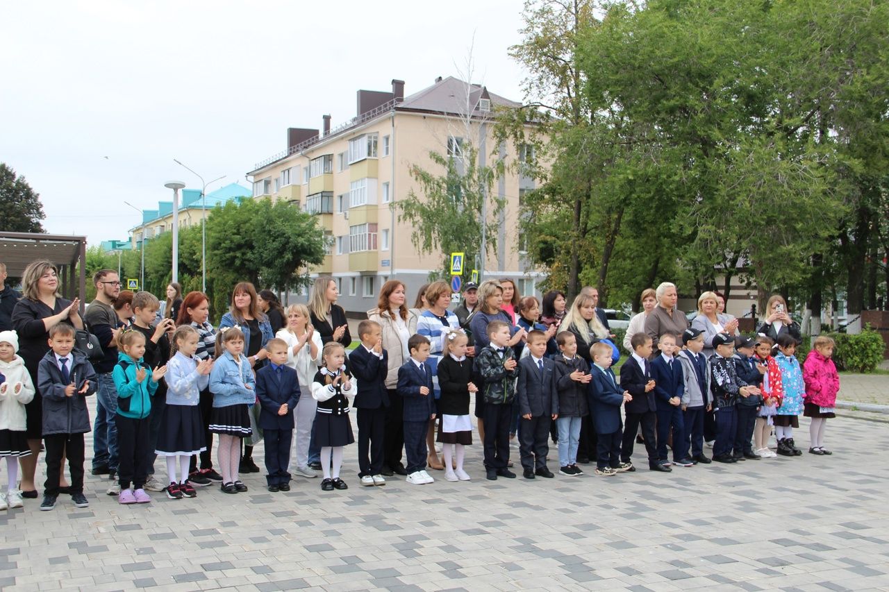 Зәйдә «Мәктәпкә җыенырга ярдәм ит» акциясе кысаларында 88 беренче сыйныф укучысы букчалар алды