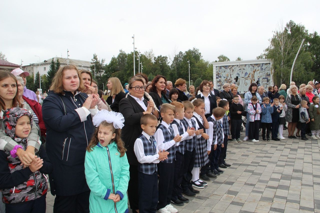 Зәйдә «Мәктәпкә җыенырга ярдәм ит» акциясе кысаларында 88 беренче сыйныф укучысы букчалар алды