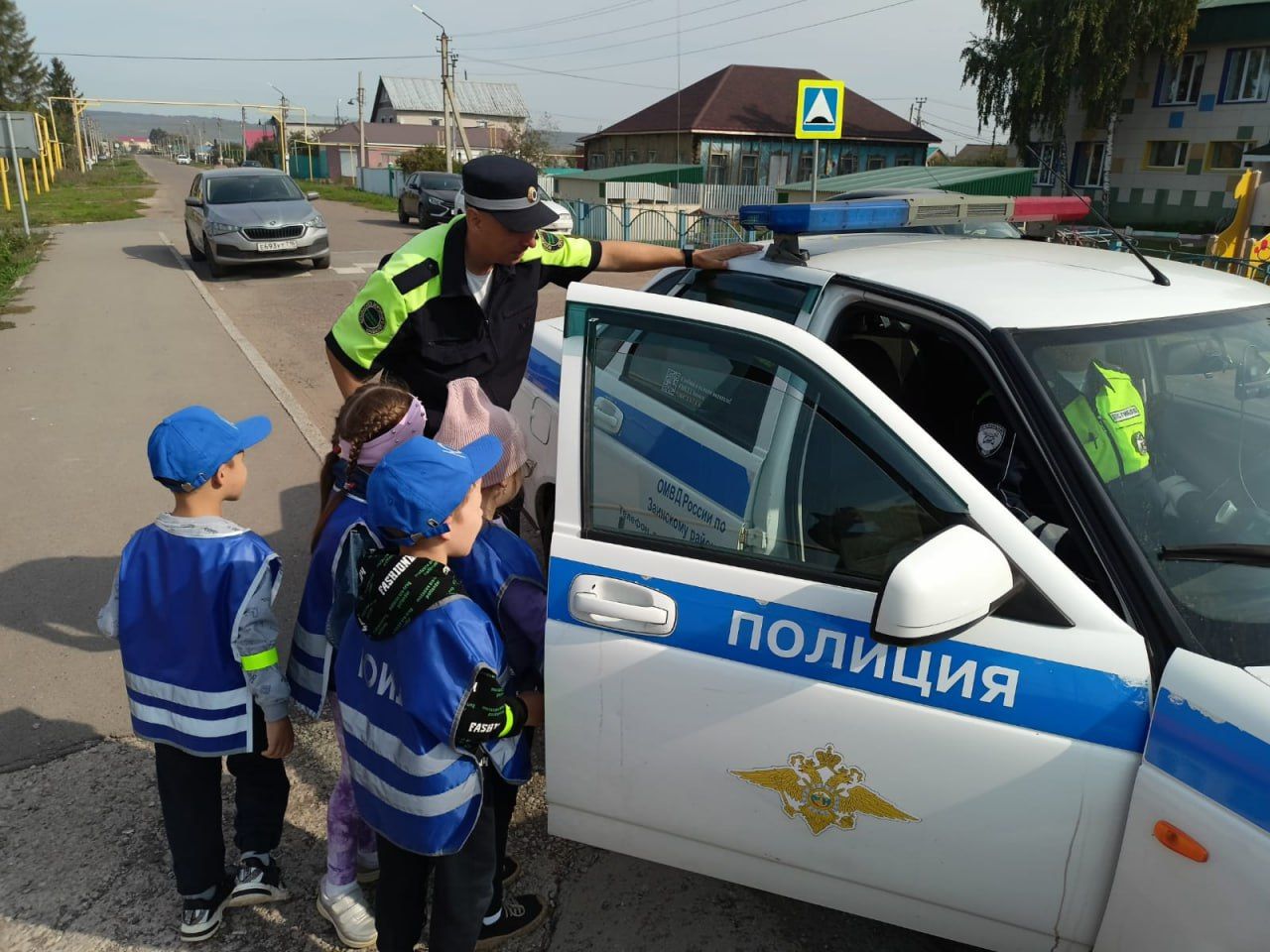 Заинские сотрудники Госавтоинспекции приняли участие в акции «Возьми ребенка за руку!»