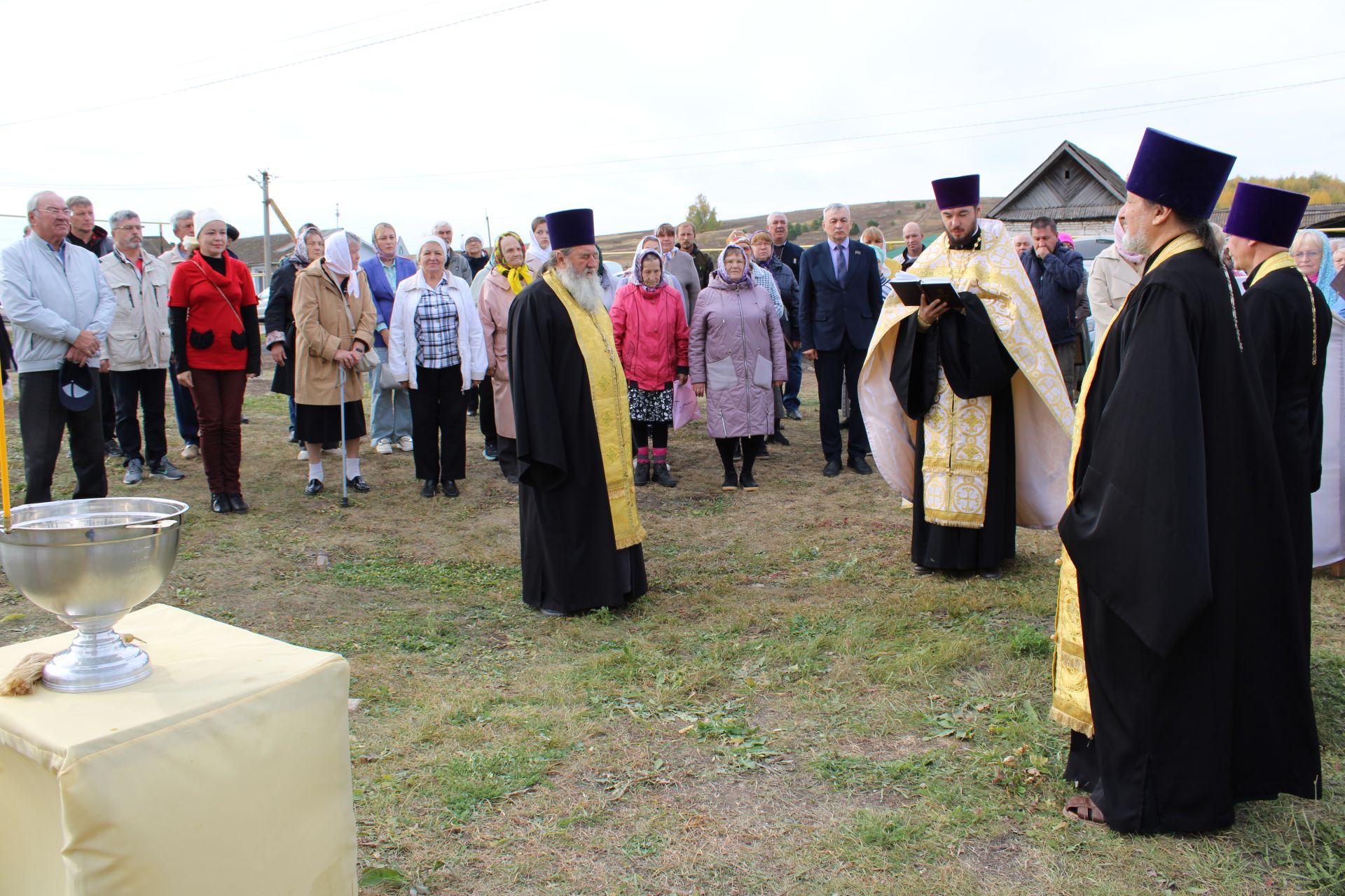 На храм Архангела Михаила в деревне Большой Батрас установили новый купол и восемь колоколов