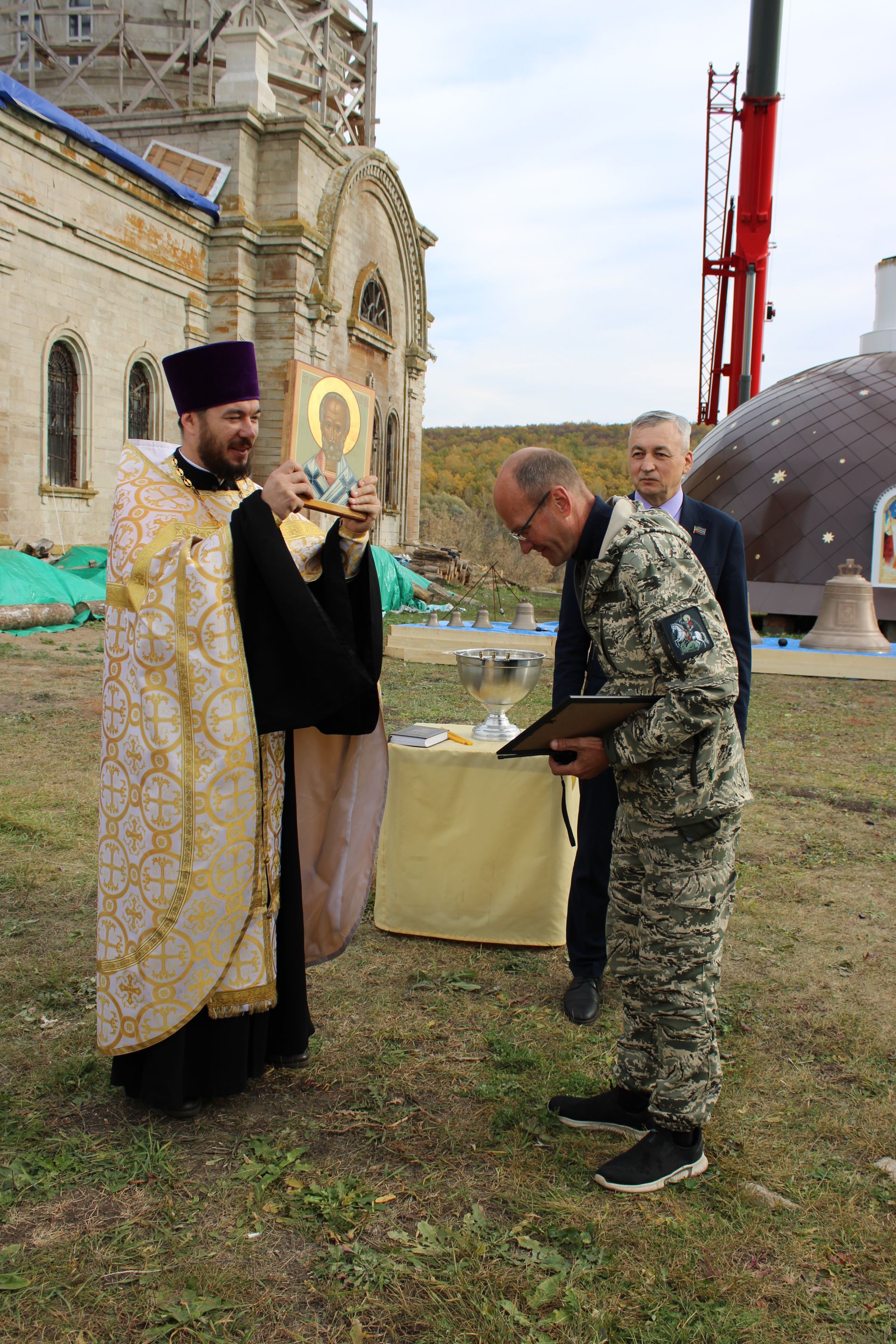 На храм Архангела Михаила в деревне Большой Батрас установили новый купол и восемь колоколов