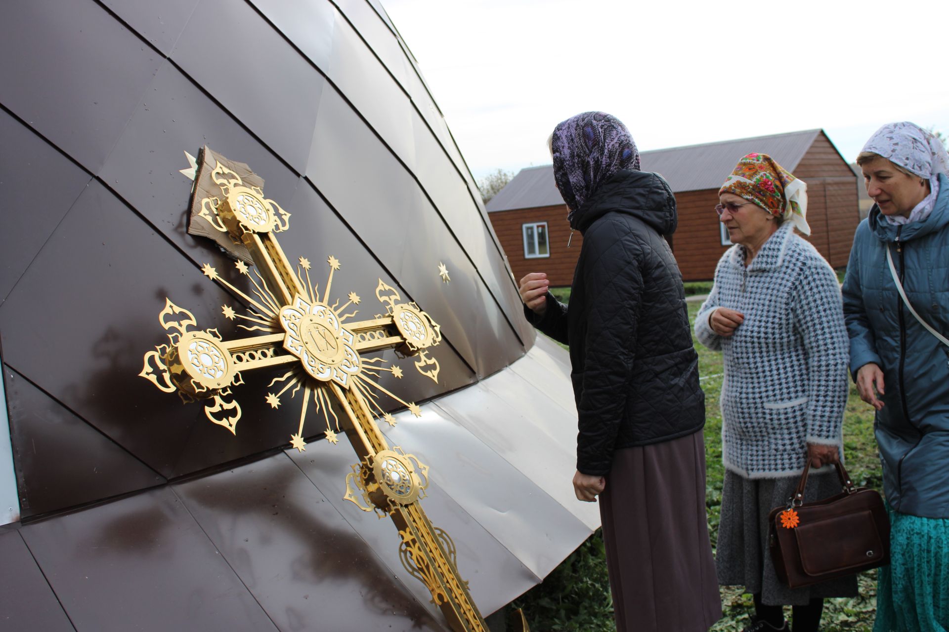 На храм Архангела Михаила в деревне Большой Батрас установили новый купол и восемь колоколов