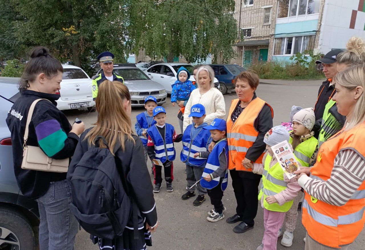 «Возьми ребенка за руку!» — такой надписью дети предупредили пешеходов в Заинске