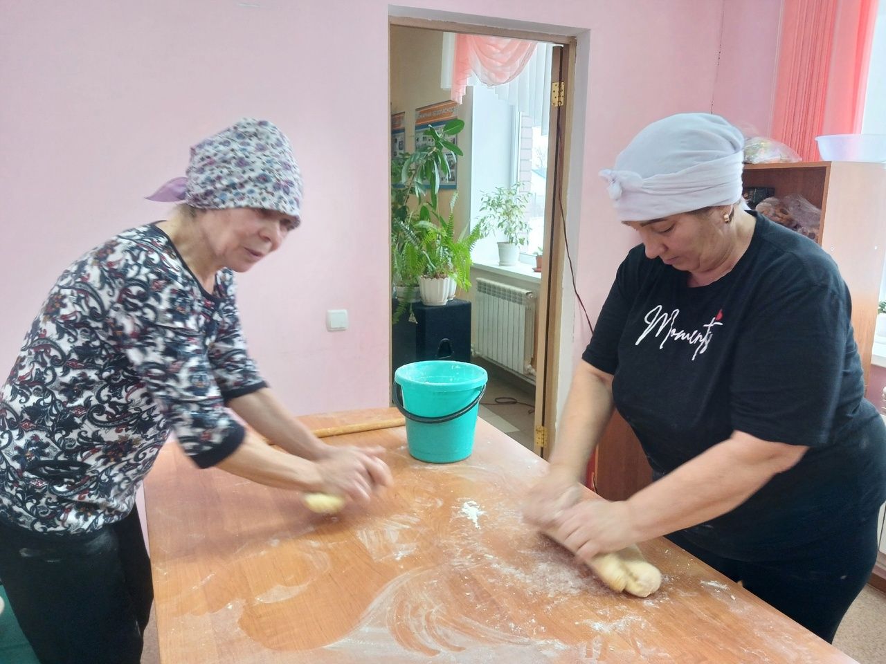 Сармашбашлылар хәрбиләргә җибәрү өчен 80 йомыркага токмач басты