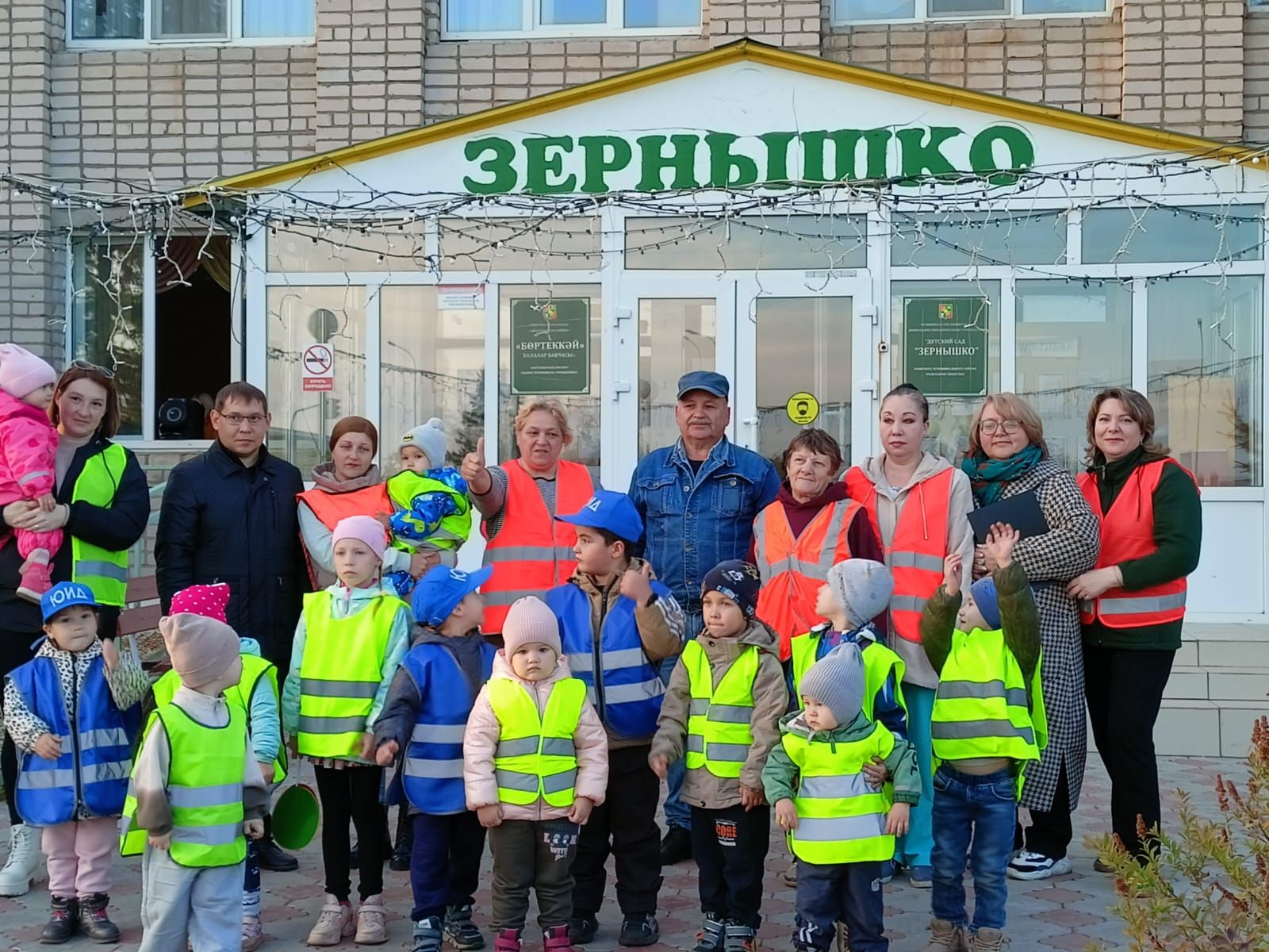 Вместе за безопасность на дорогах: в детском саду «Зёрнышко» прошел познавательный флешмоб