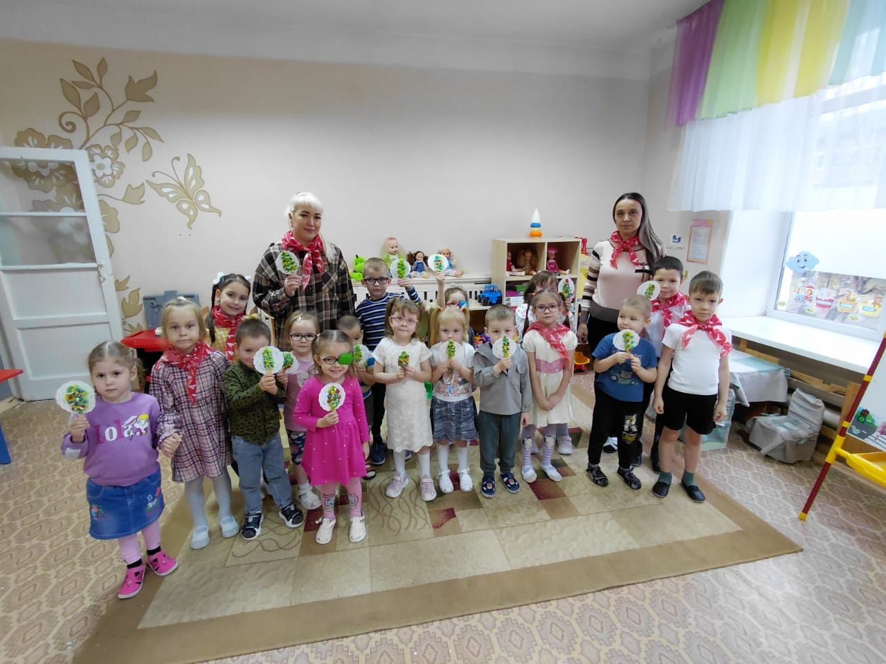 В Заинске дети на мастер-классе лепили из теста в Декаду инвалидов