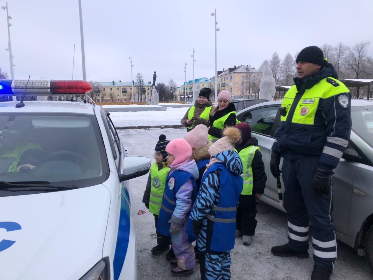 В Заинске Родительский патруль напомнил о важности автокресел